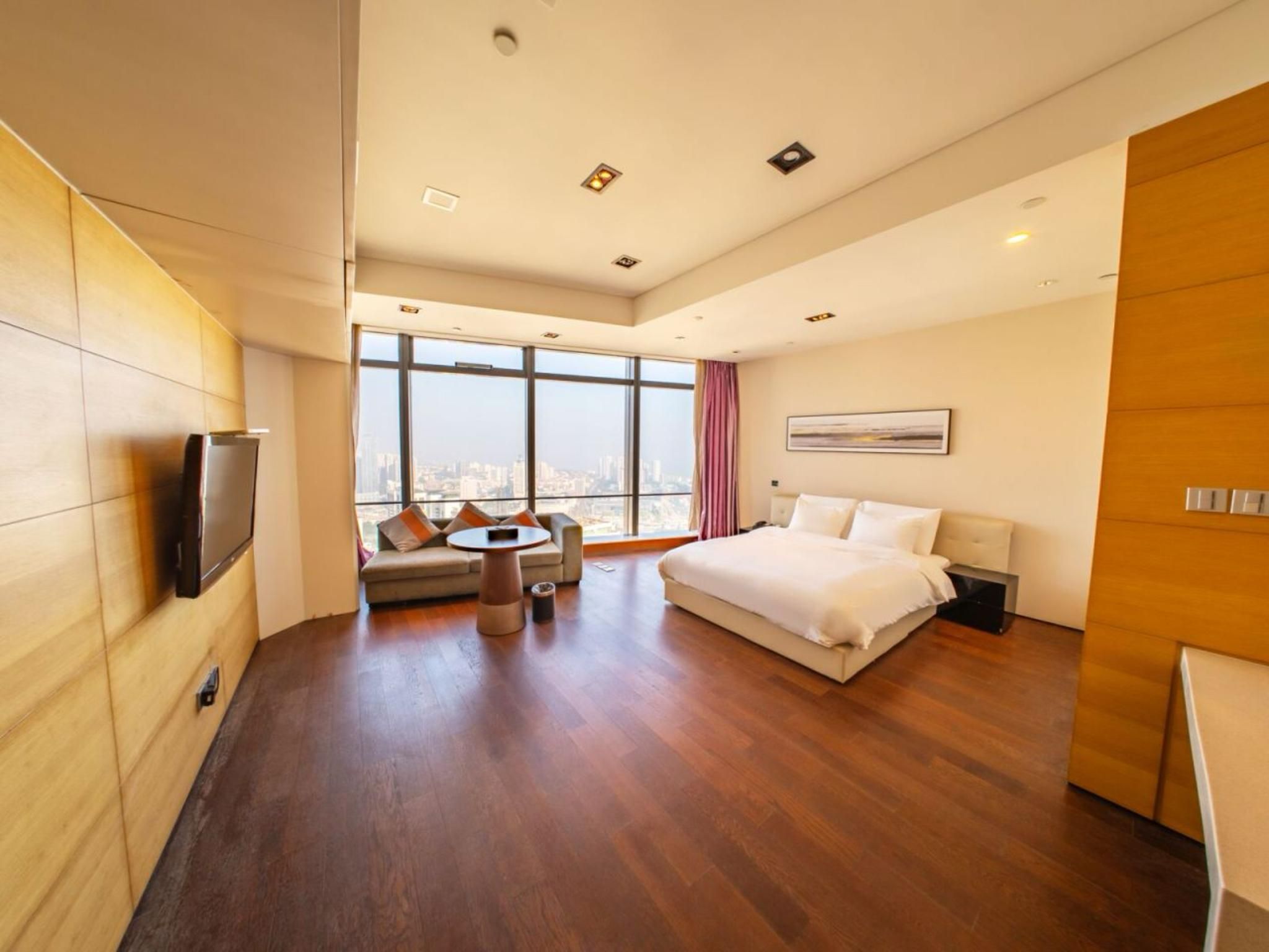 Deluxe Queen Room with Side Sea View