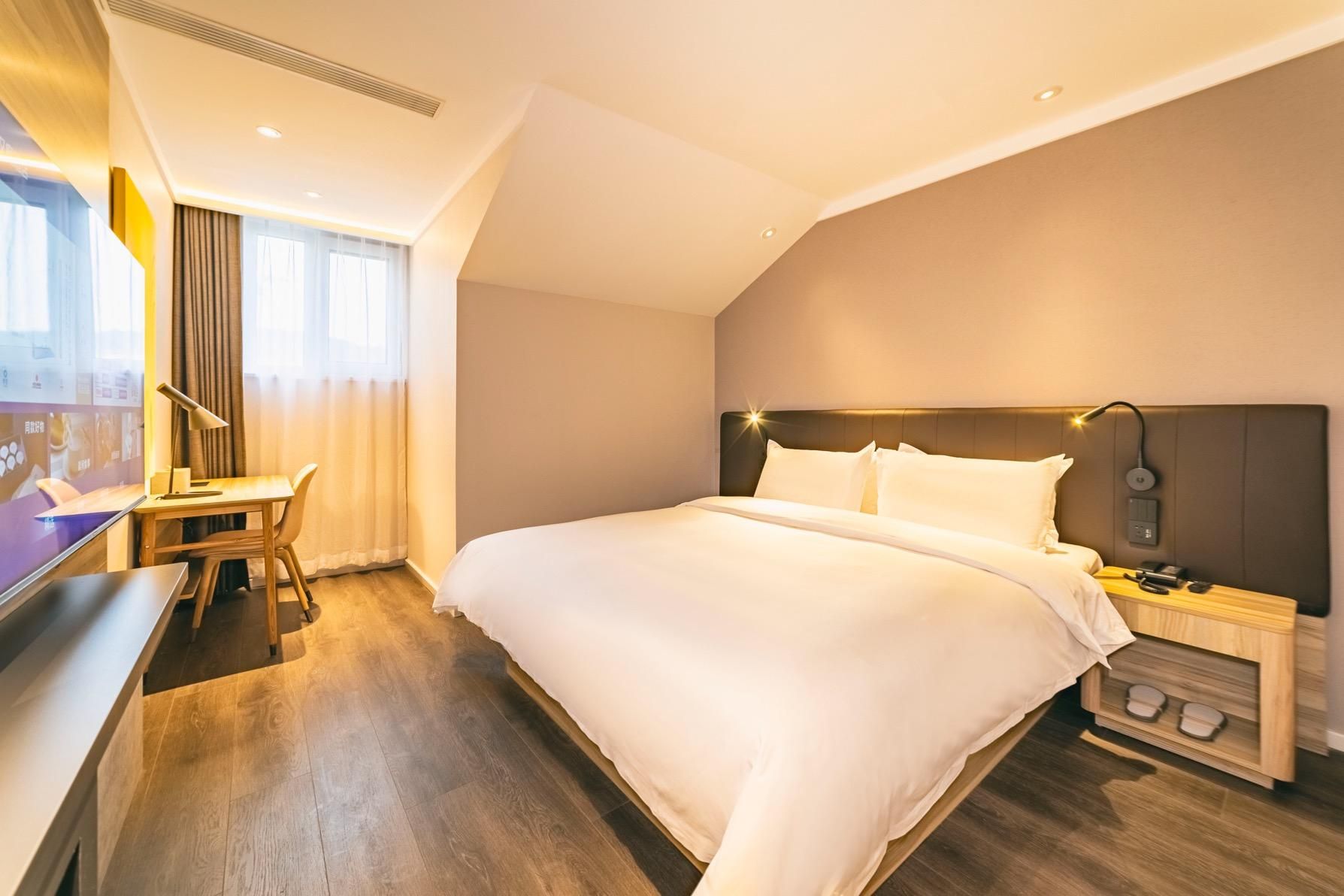 Huazhu - Room With Bed
