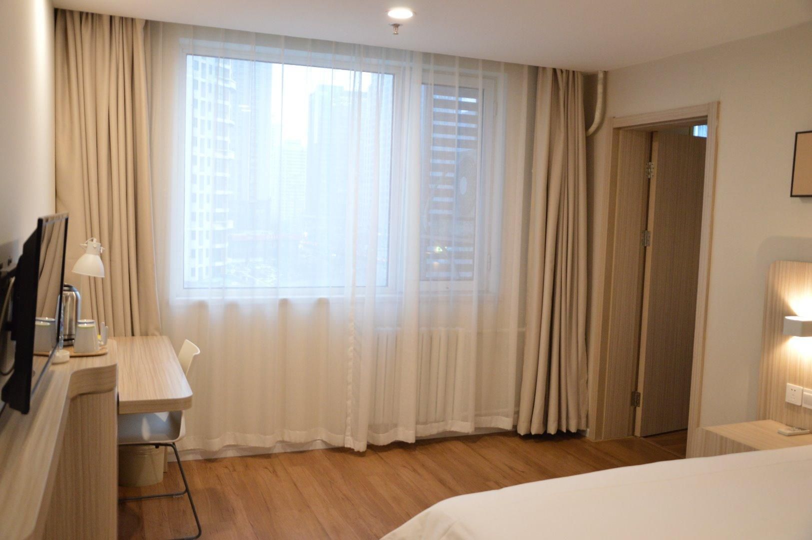 Business Queen Room