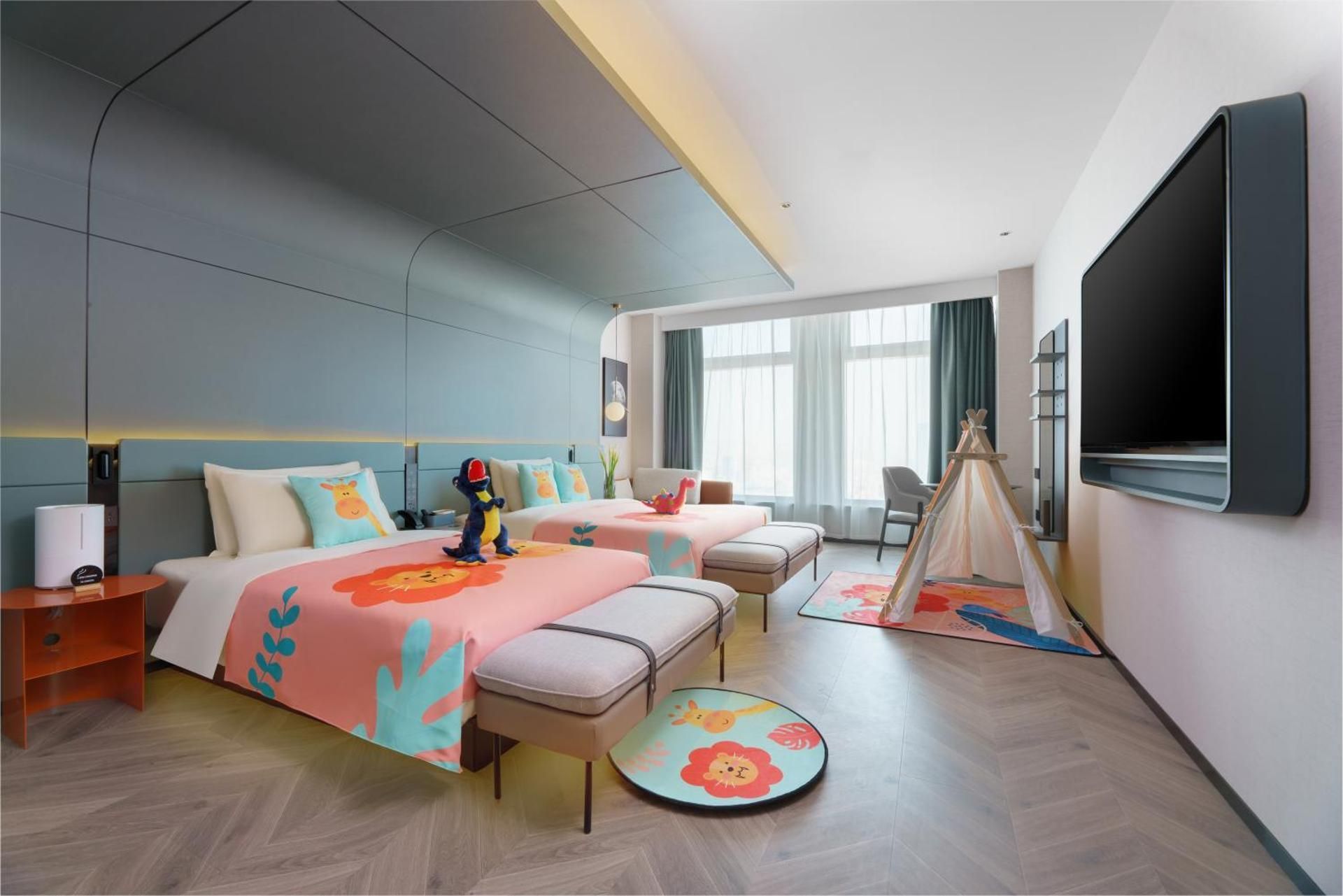 Jimu Family Room with City View