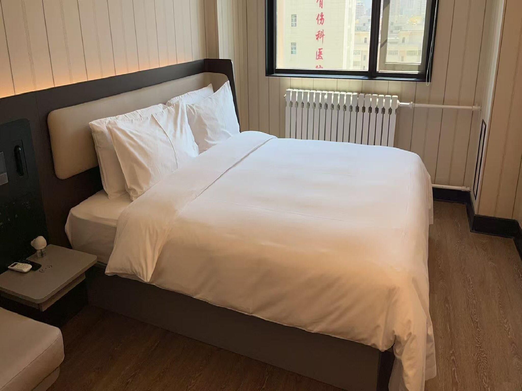 1 Economy Queen Bed Room