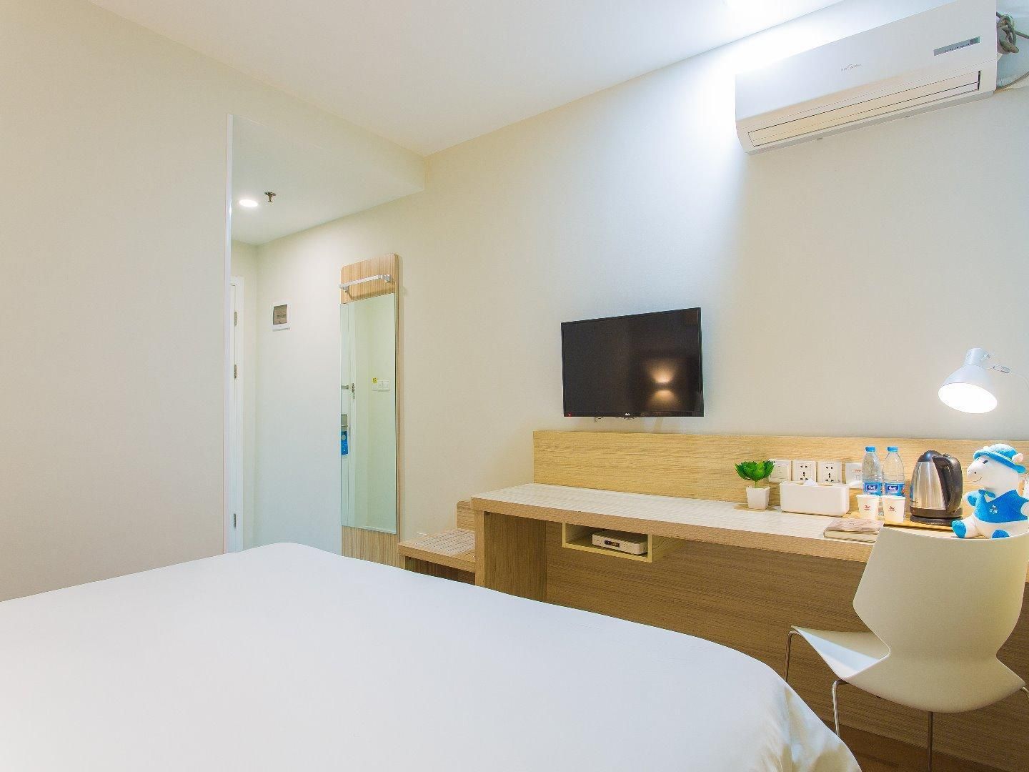 Huazhu - Room With Bed