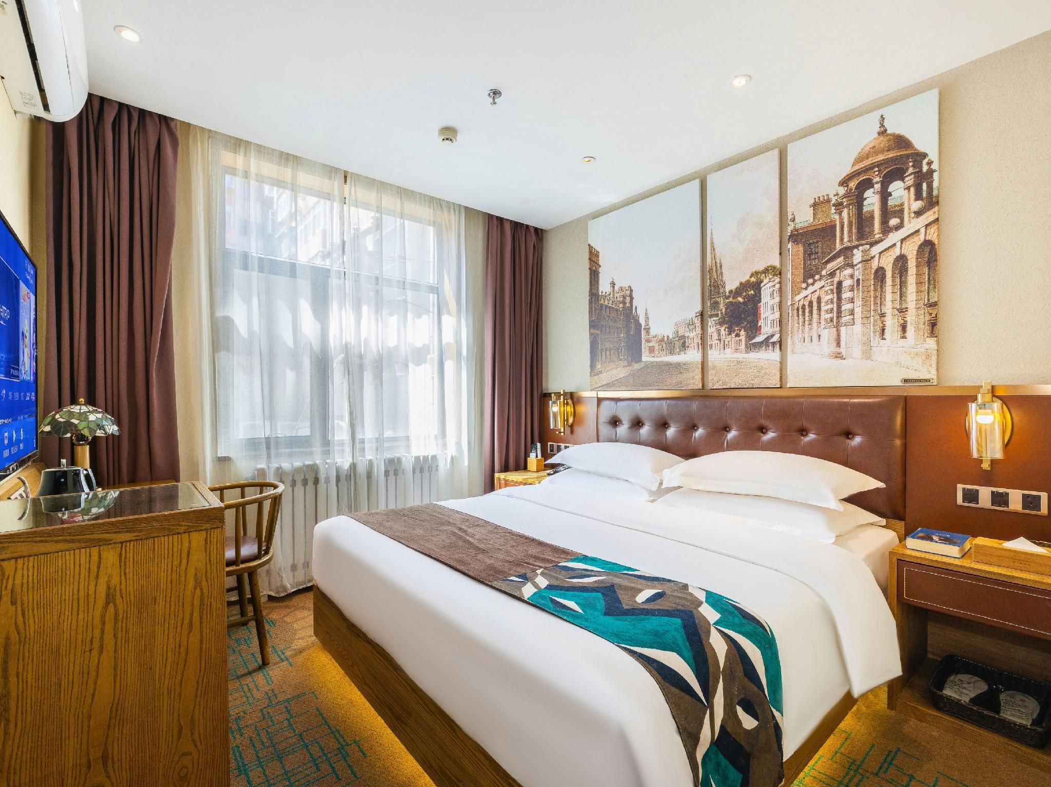 James Joyce - Queen Bed Room