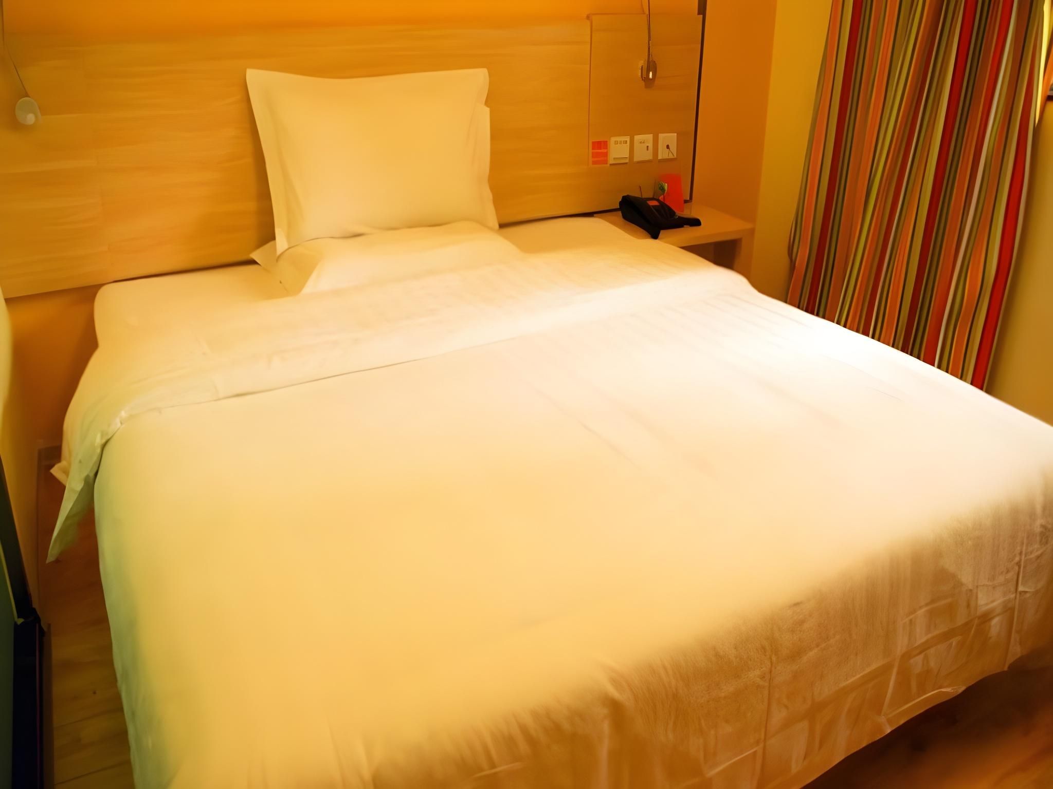 Business Queen Room