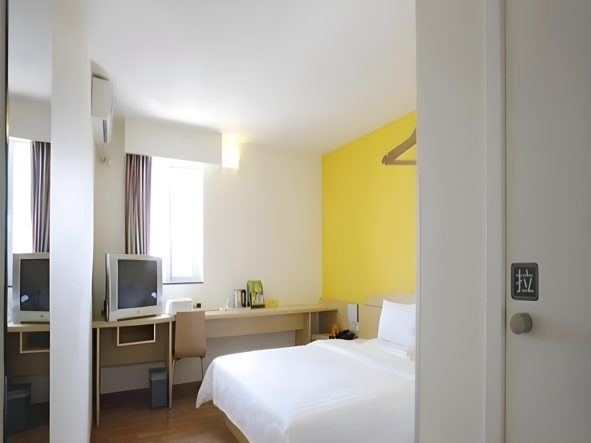 Business Queen Room