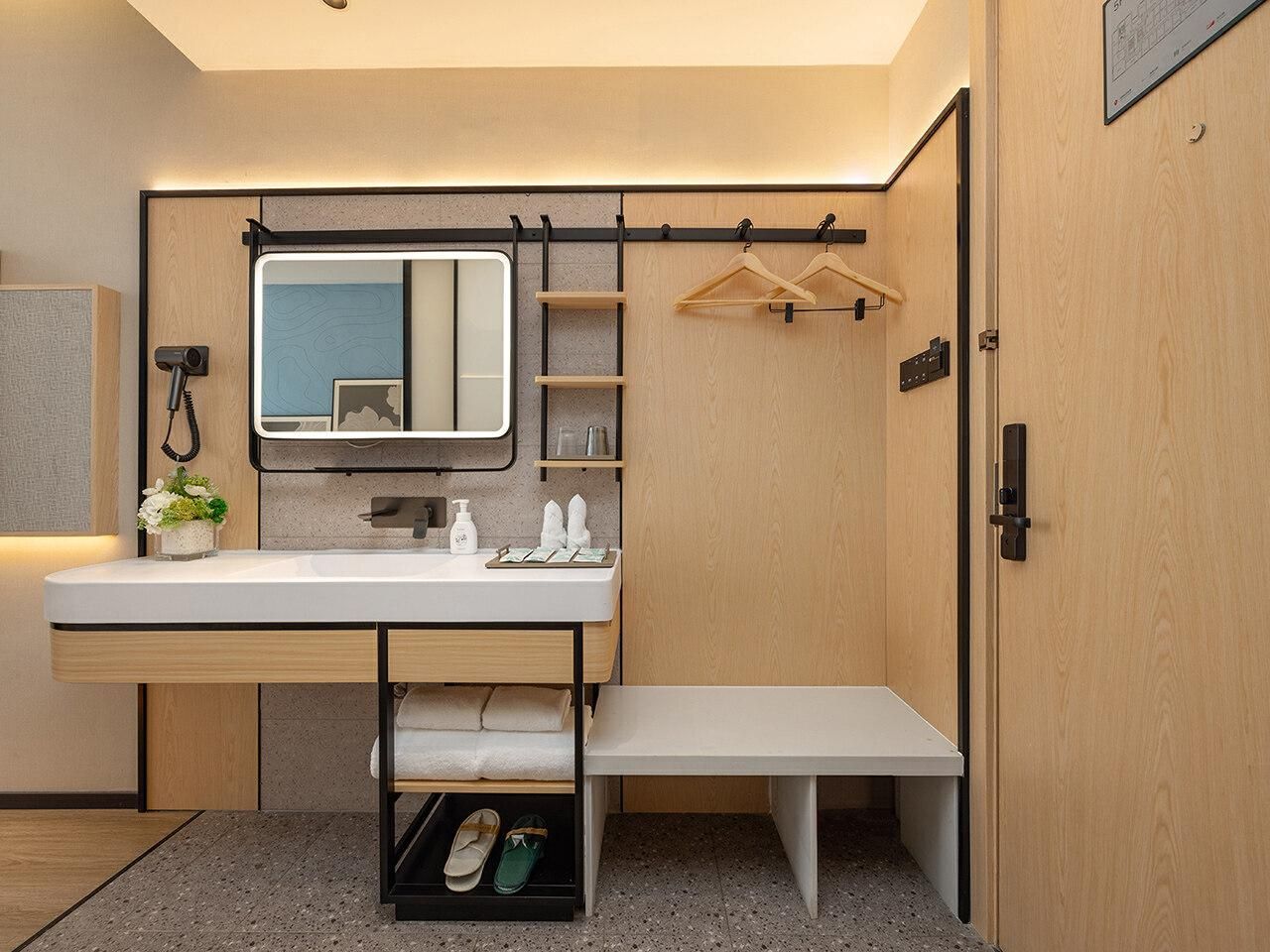 Country Inn & Suites by Radisson Lanzhou West Station Old Street Huanghelou Deluxe King Room 3