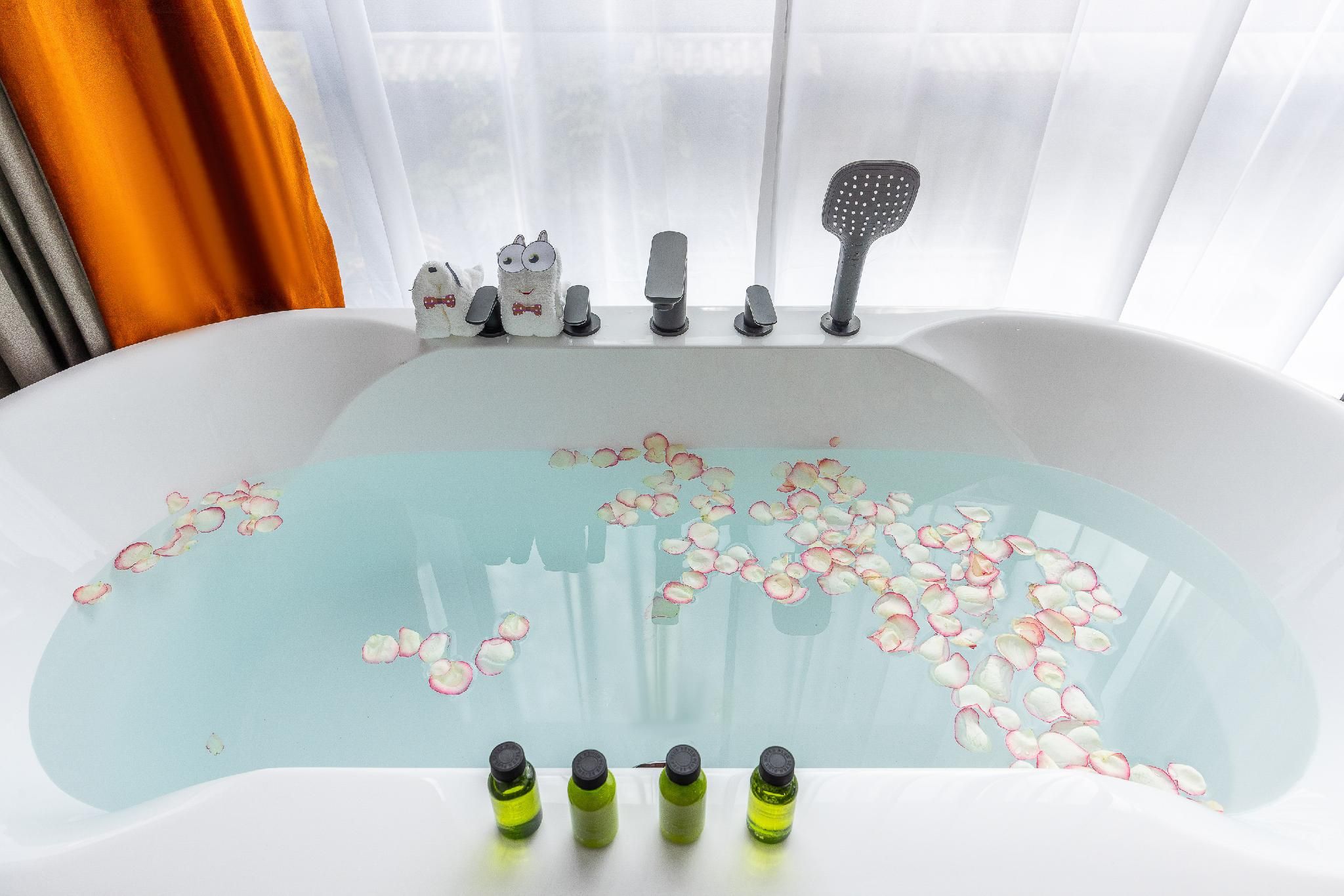 Rezen - Light Luxury 1 Bed Room