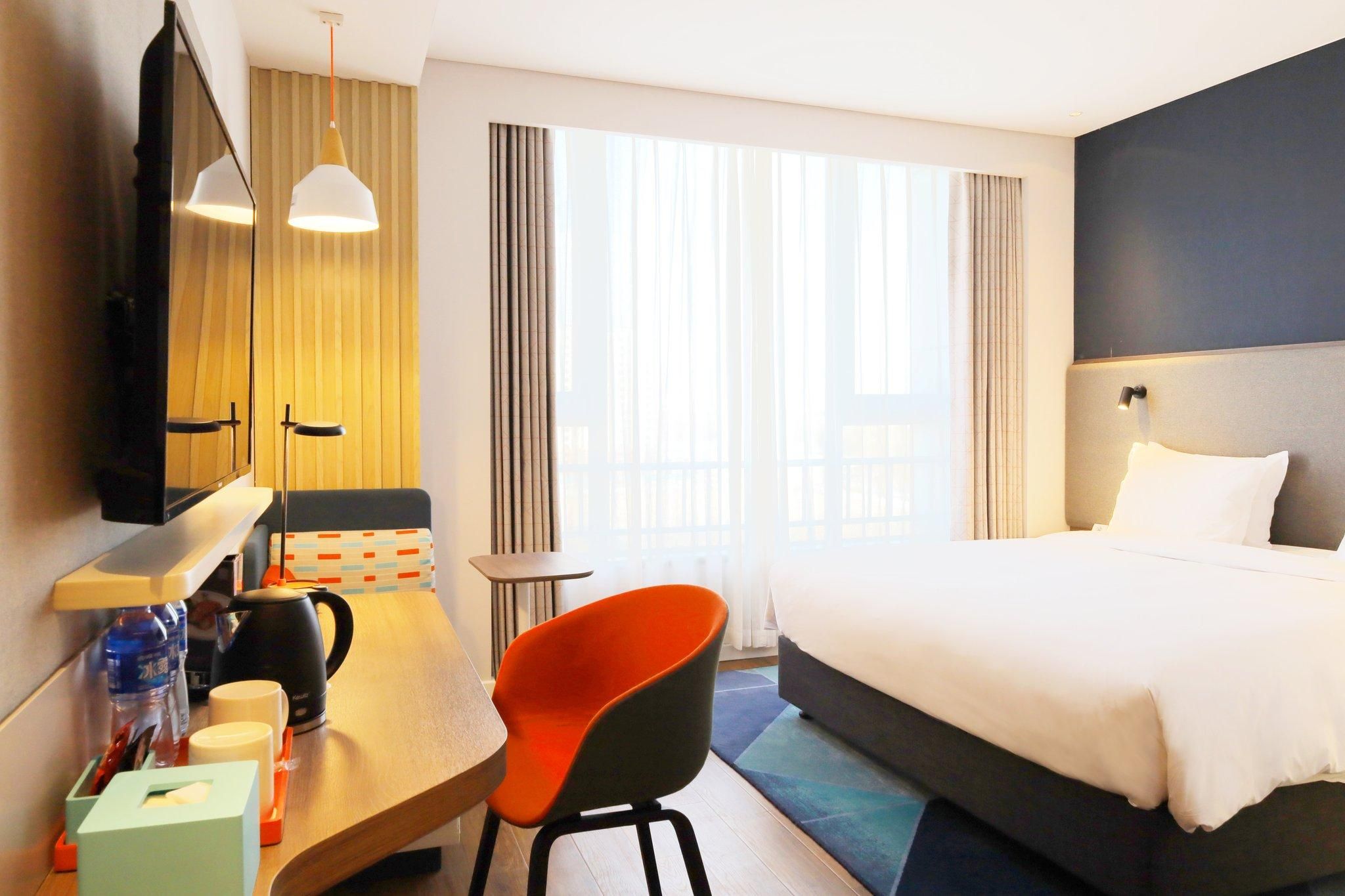 1 King Standard Corner Room