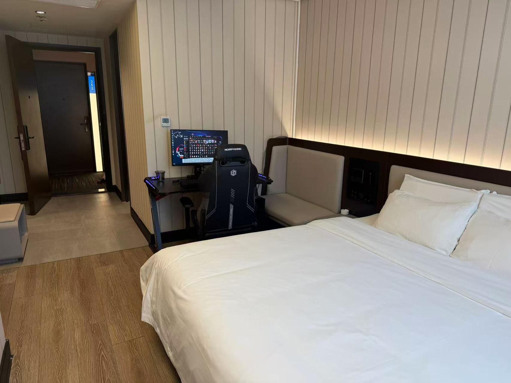 Single E-sports Queen Room