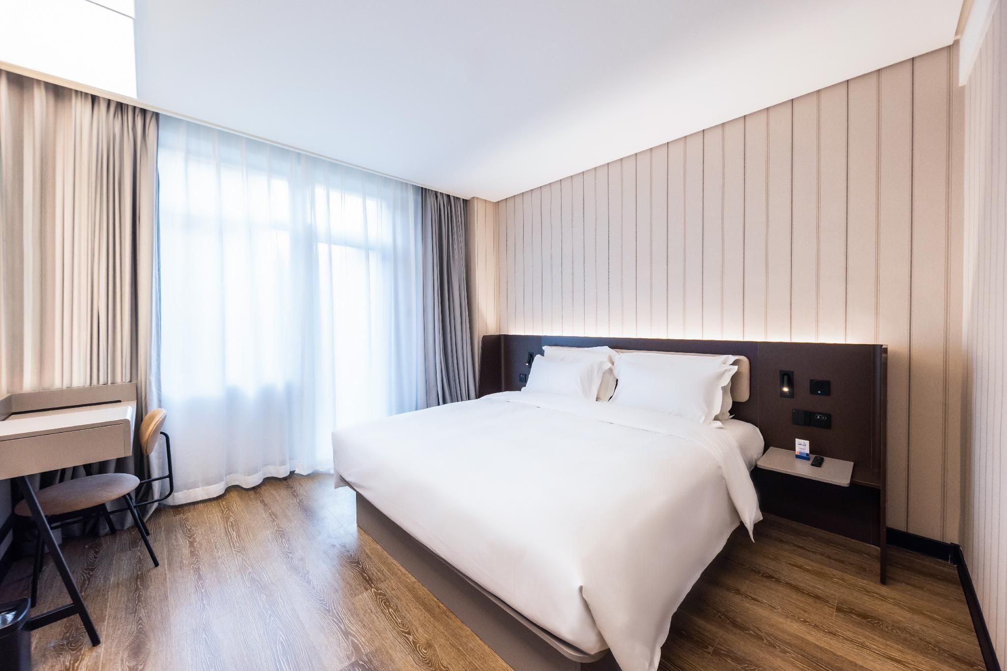 Huazhu - Room With Bed