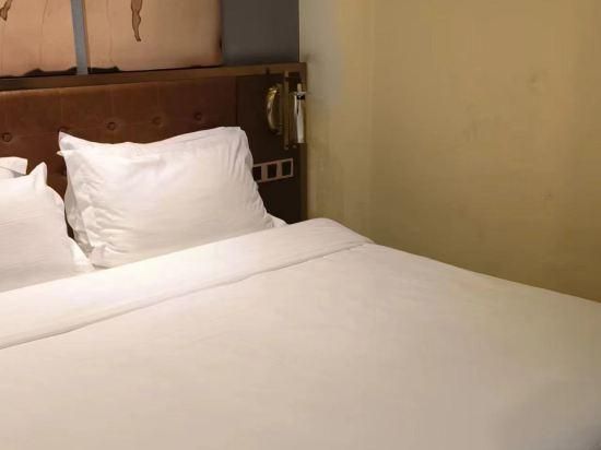 James Joyce - Queen Bed Room