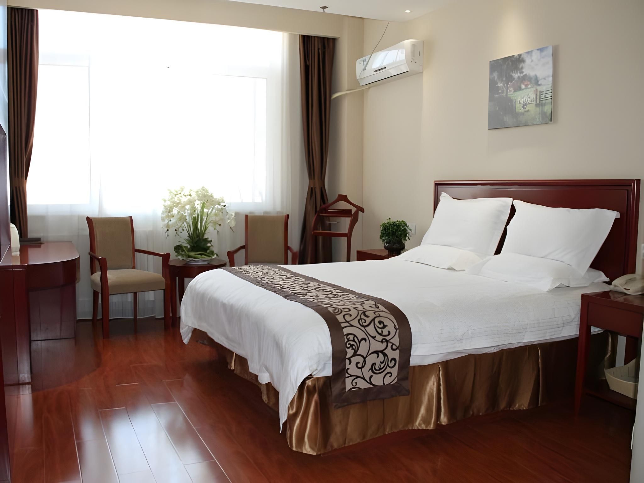 Queen Deluxe Room