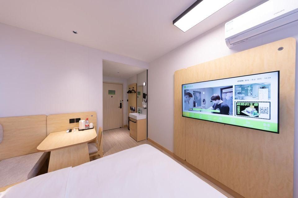 Feature Queen Room