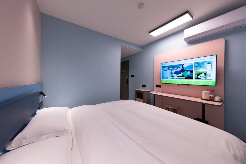 Feature Queen Room