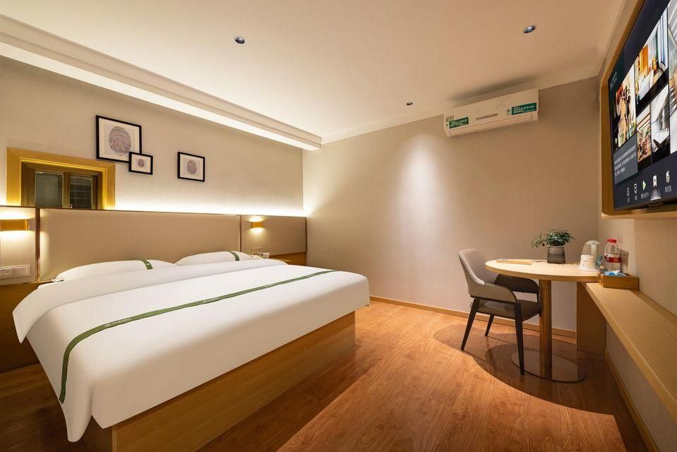 Hotel Queen Room