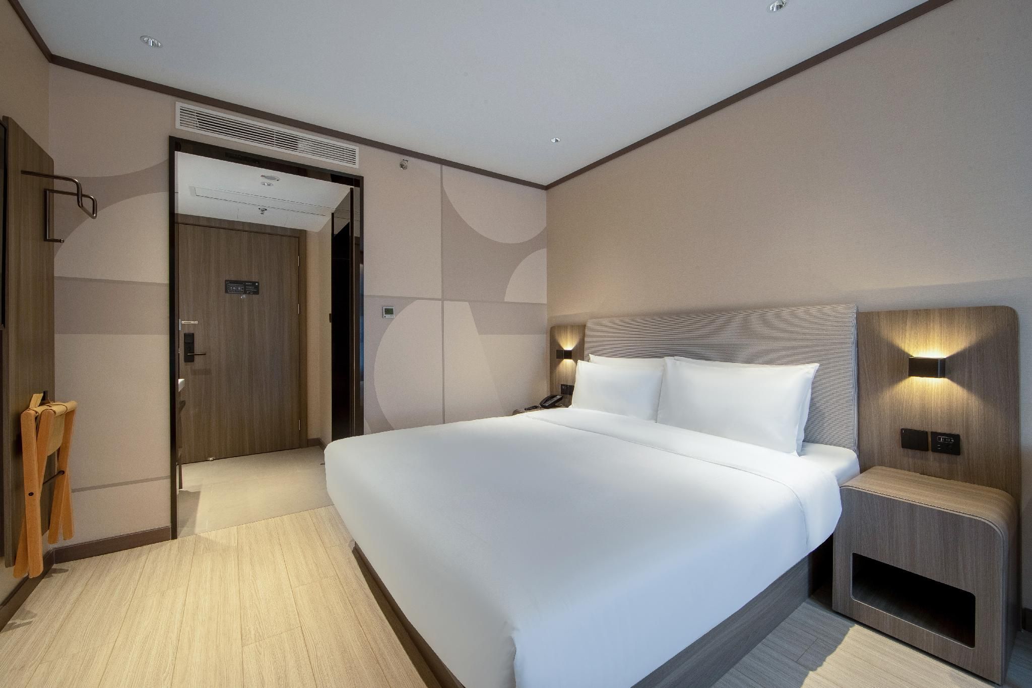 Huazhu - Room With Bed