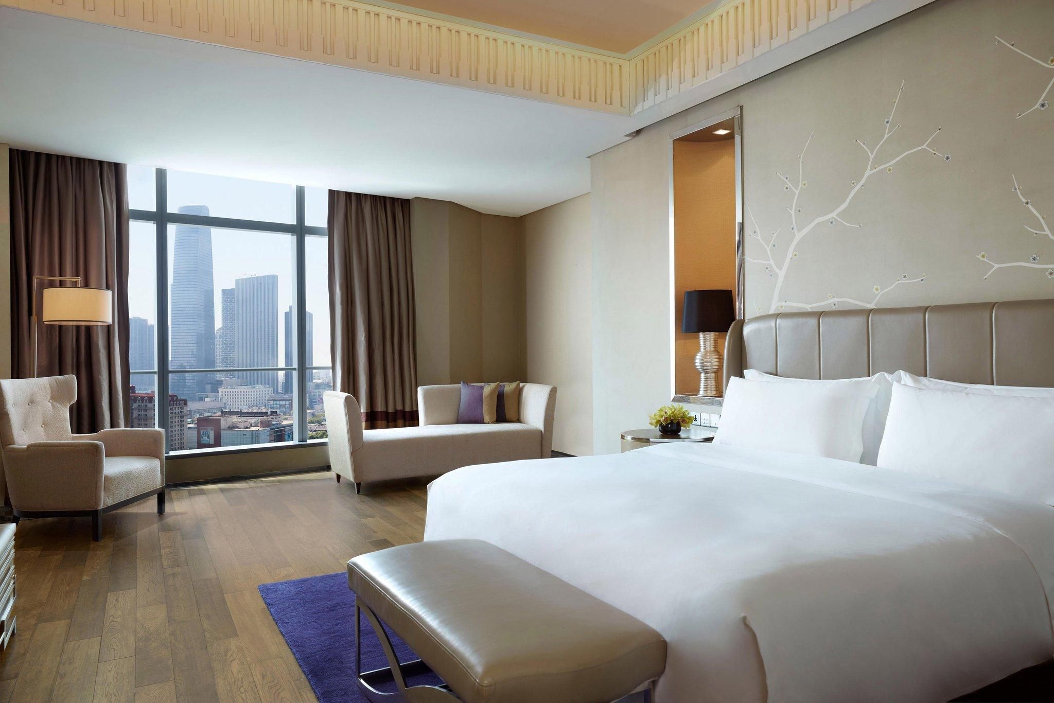 1 Bedroom Larger Suite, 1 King, City view