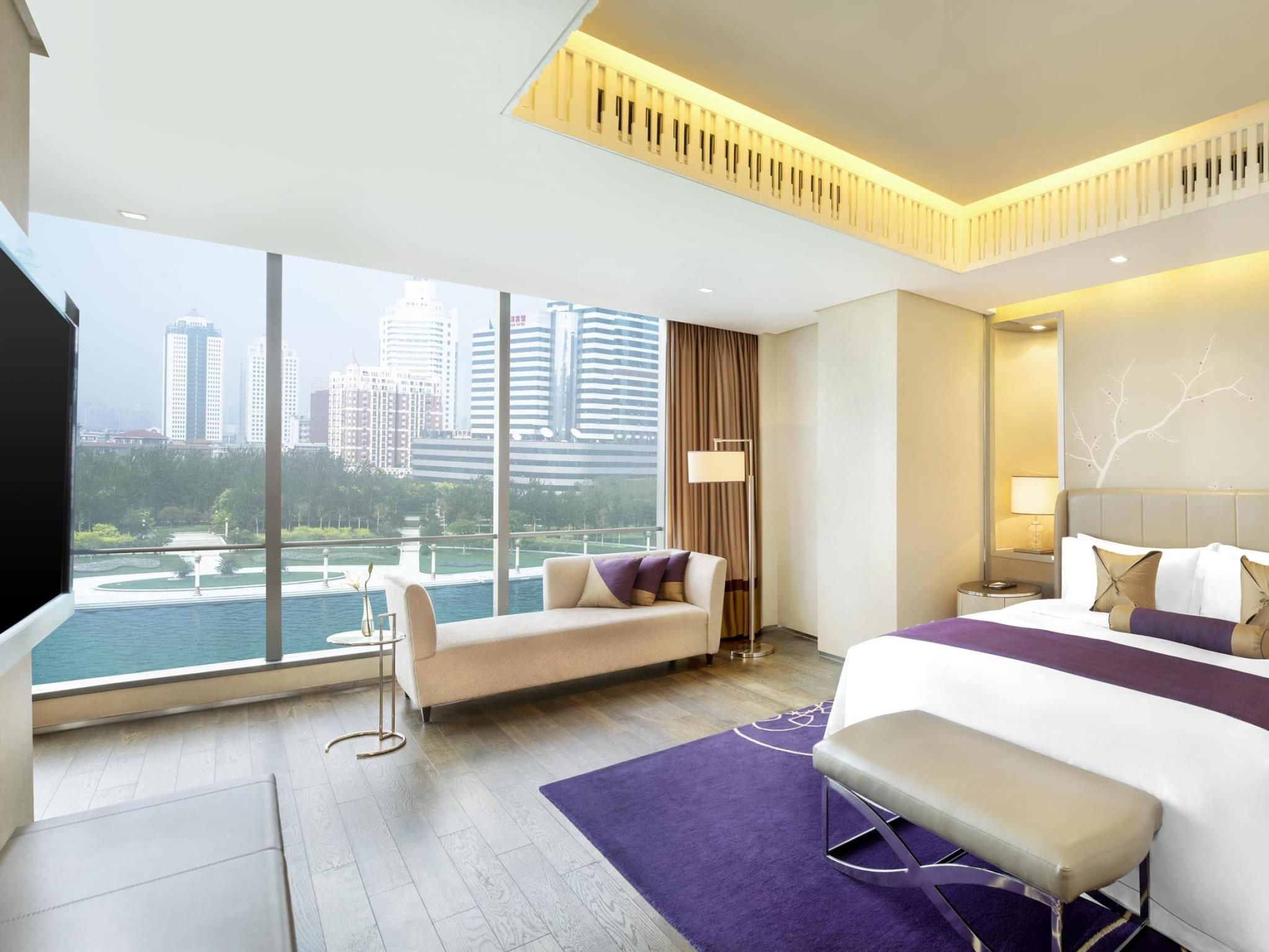 1 bedroom suite, 1 king, riverfront view