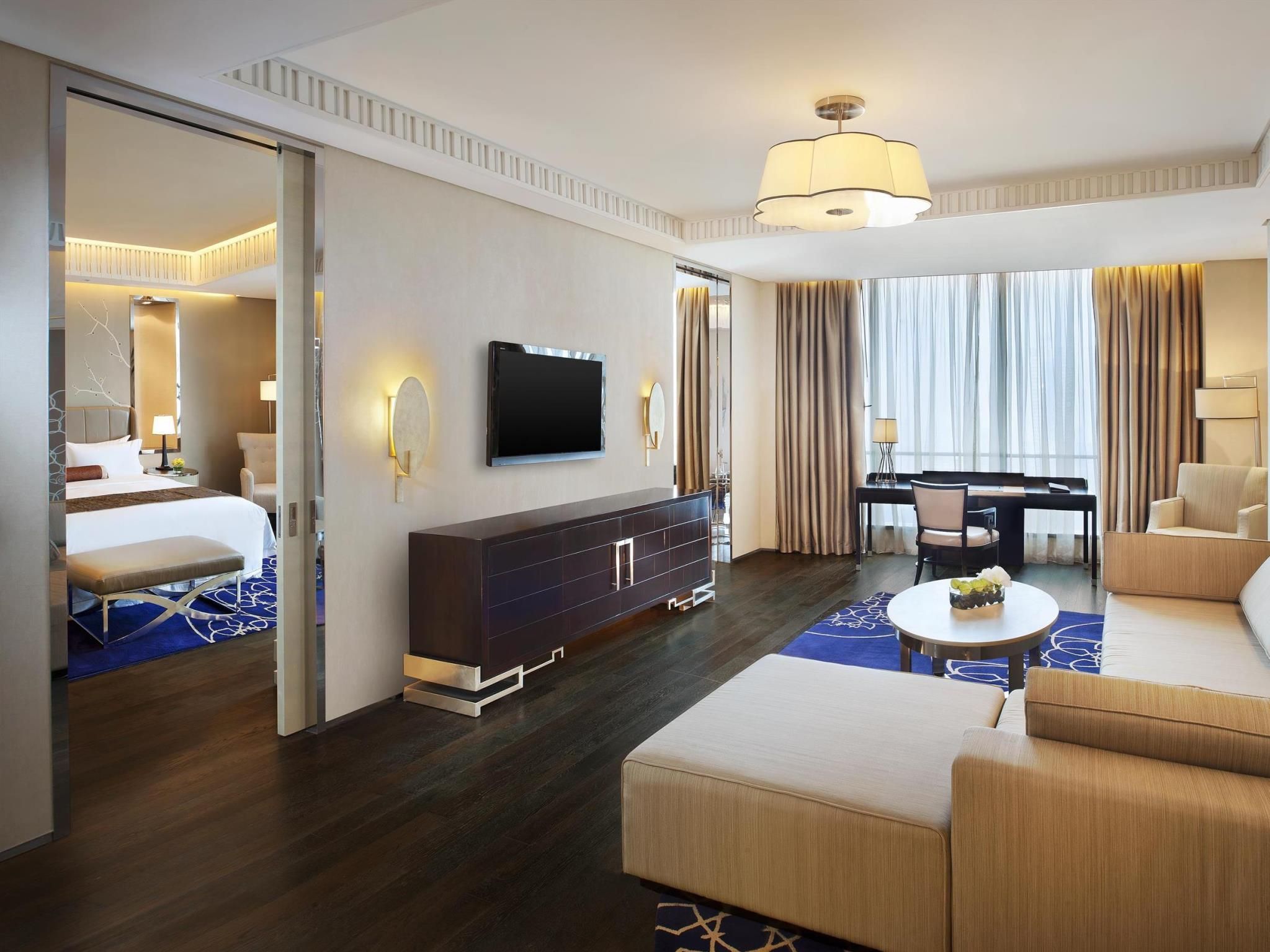 1 Bedroom Larger Suite, 1 King, City view