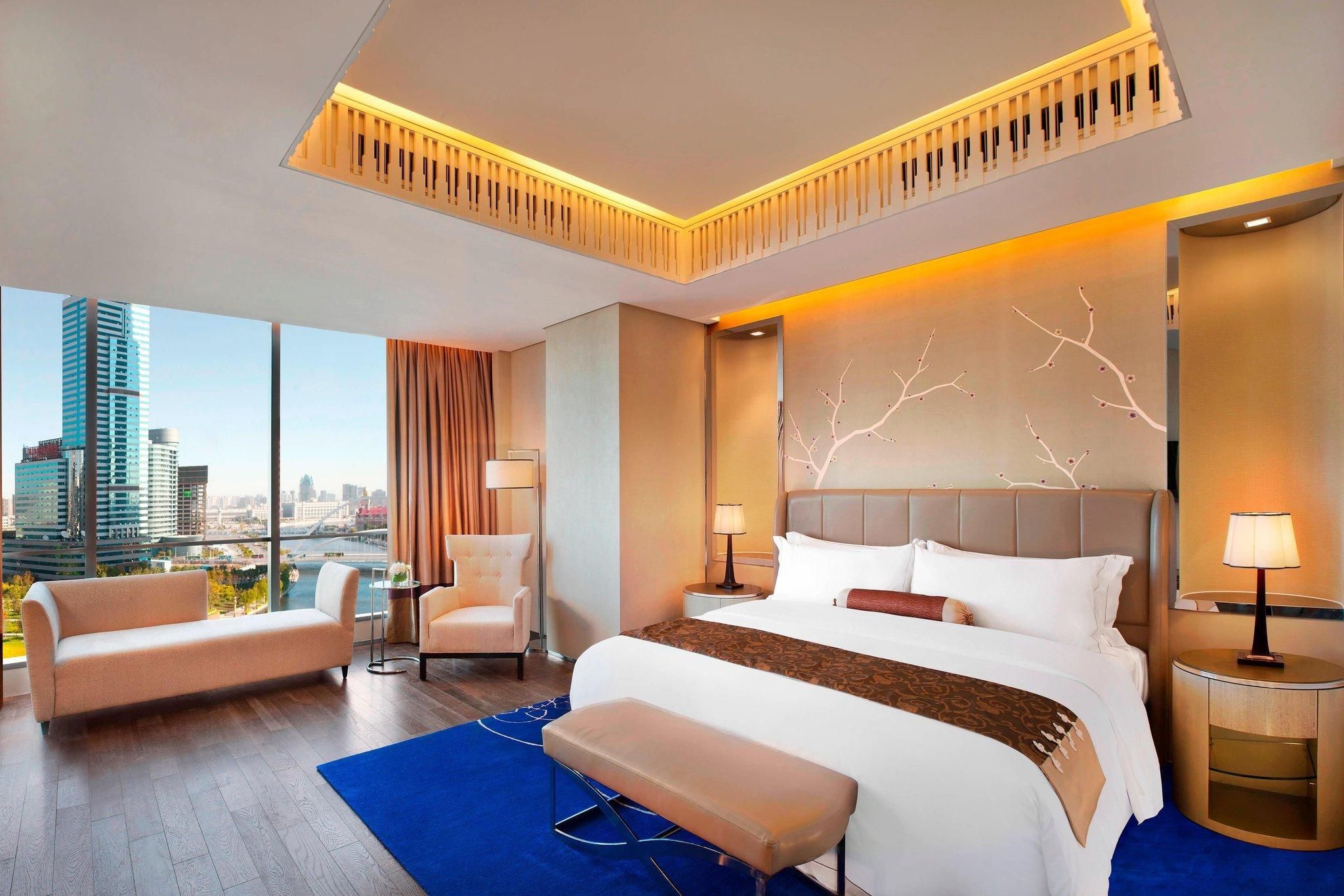 1 bedroom larger suite, 1 king, riverfront view
