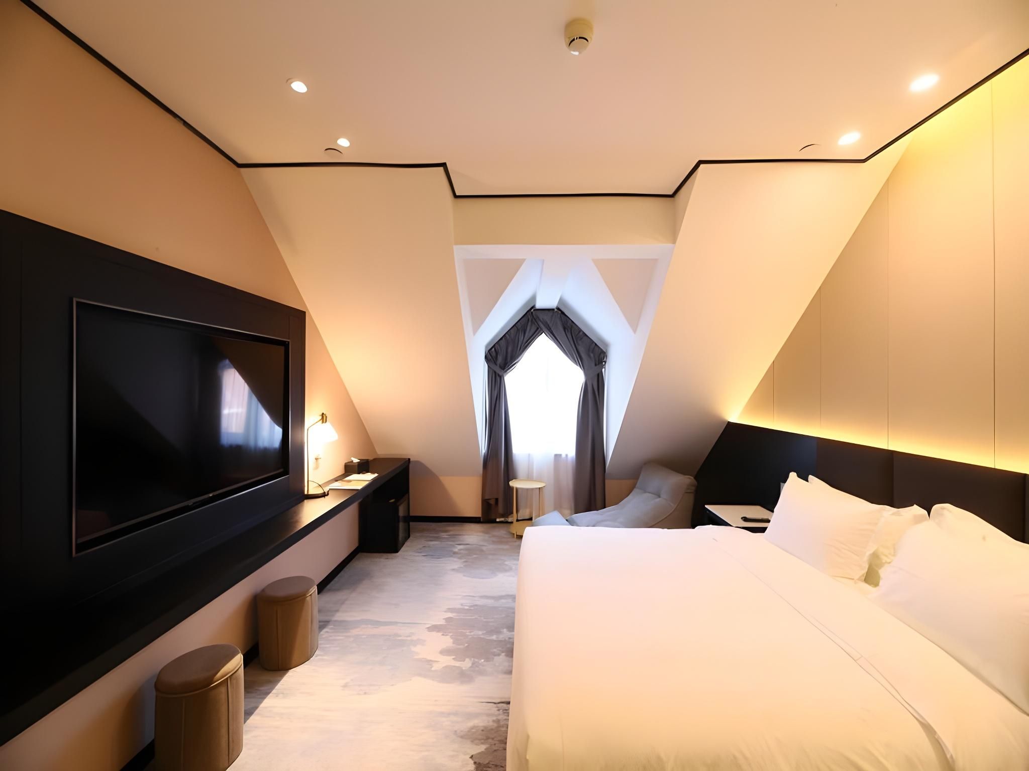 Feature Queen Room