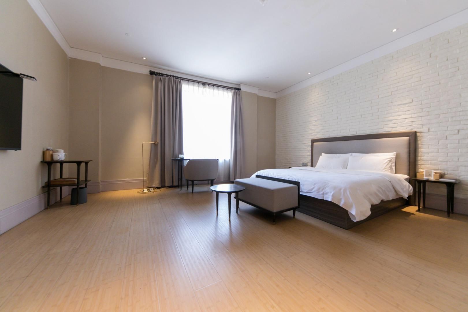 Business Queen Room