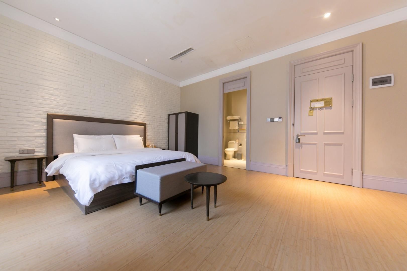 Business Queen Room