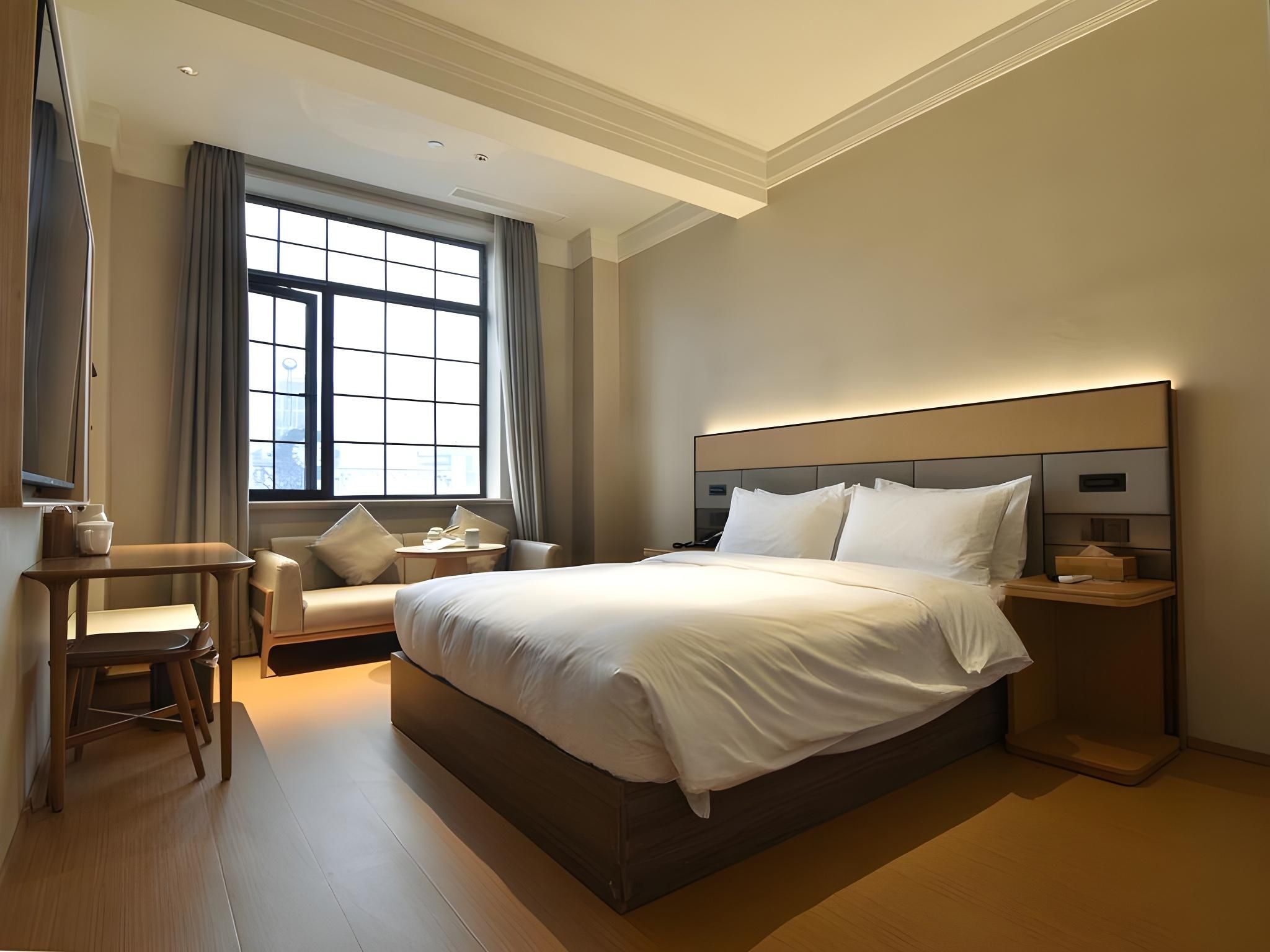 Hotel Queen Room