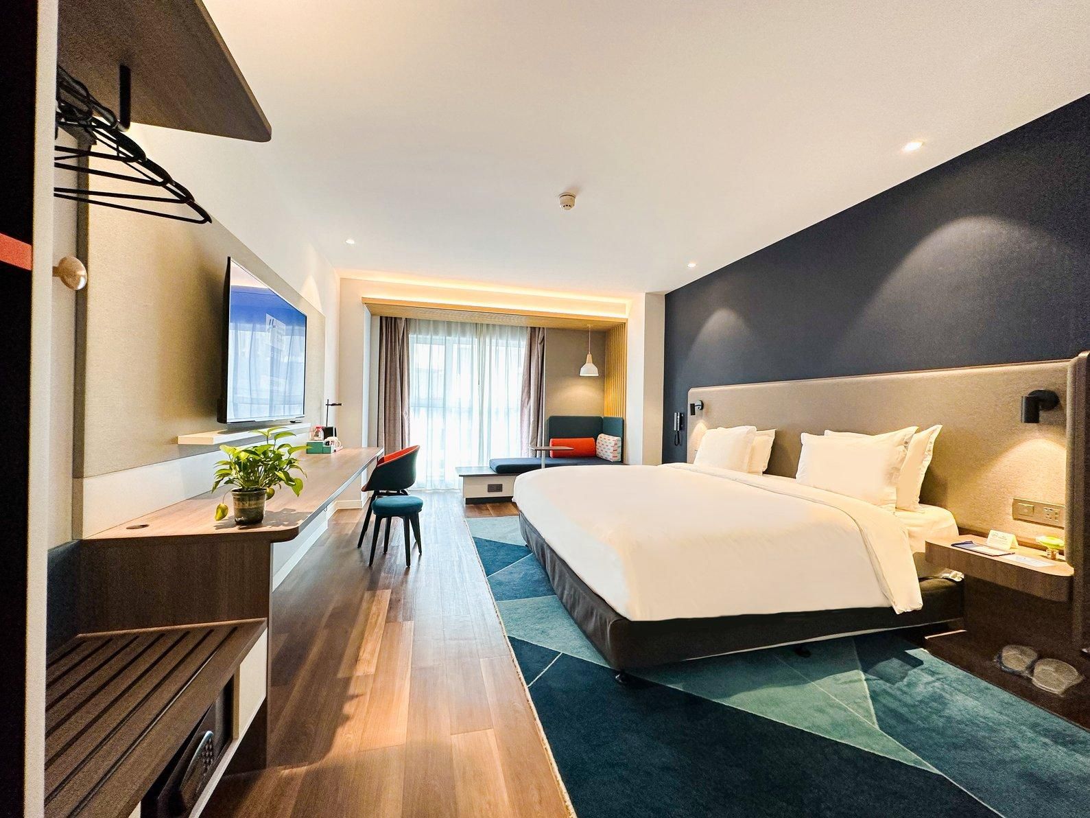 1 King Standard High Floor