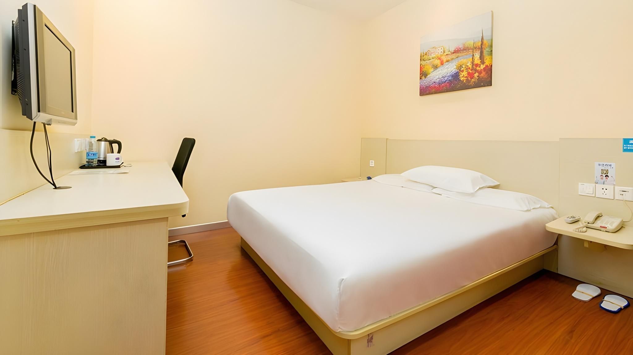Hotel Queen Room