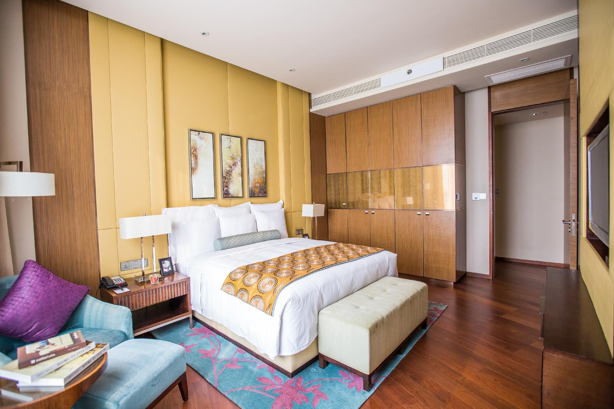 3 Bedroom Larger Apartment, Lake view, Pool access