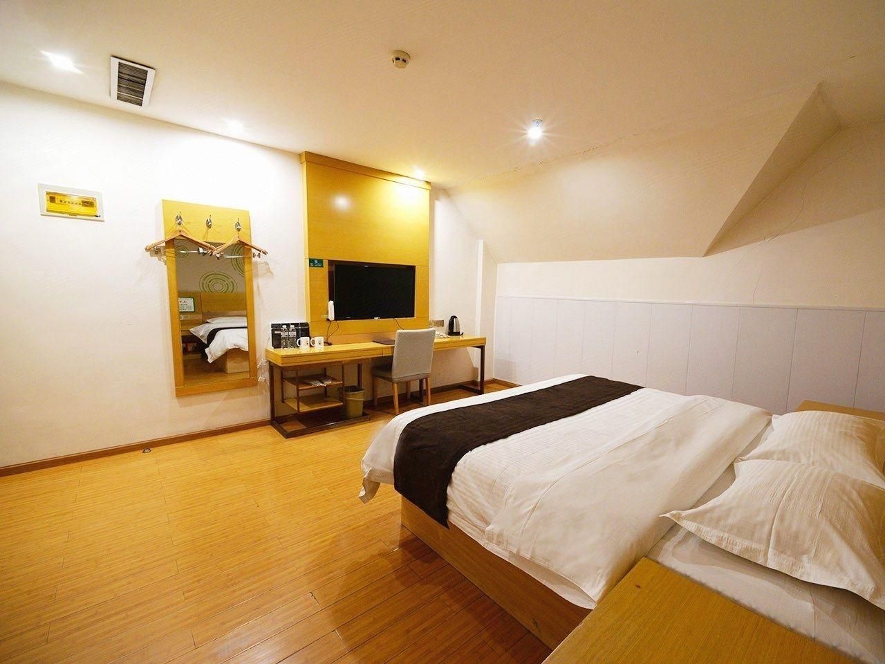 GTI - 1 Bed Guest Room no Window, 1.8M Bed
