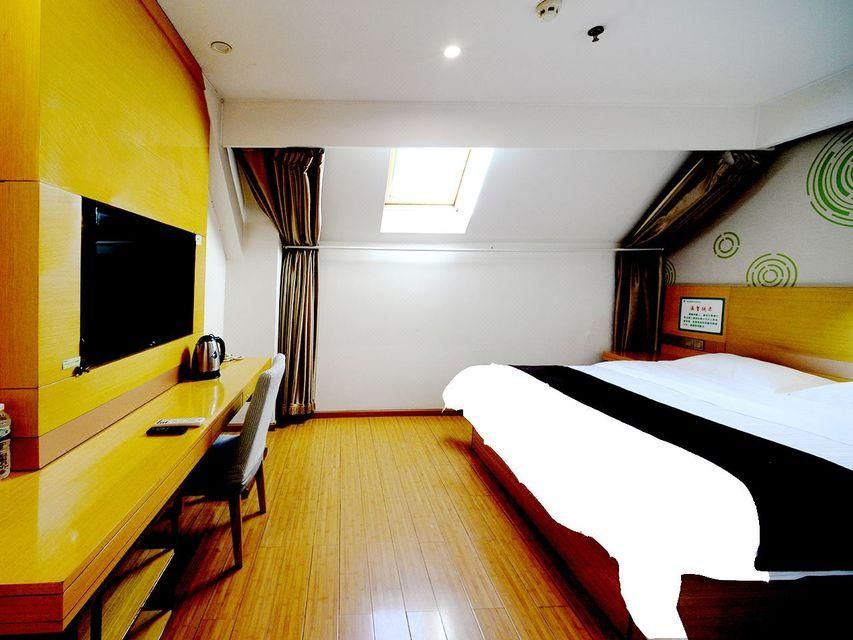 GTI - 1 Bed Guest Room, Skylight