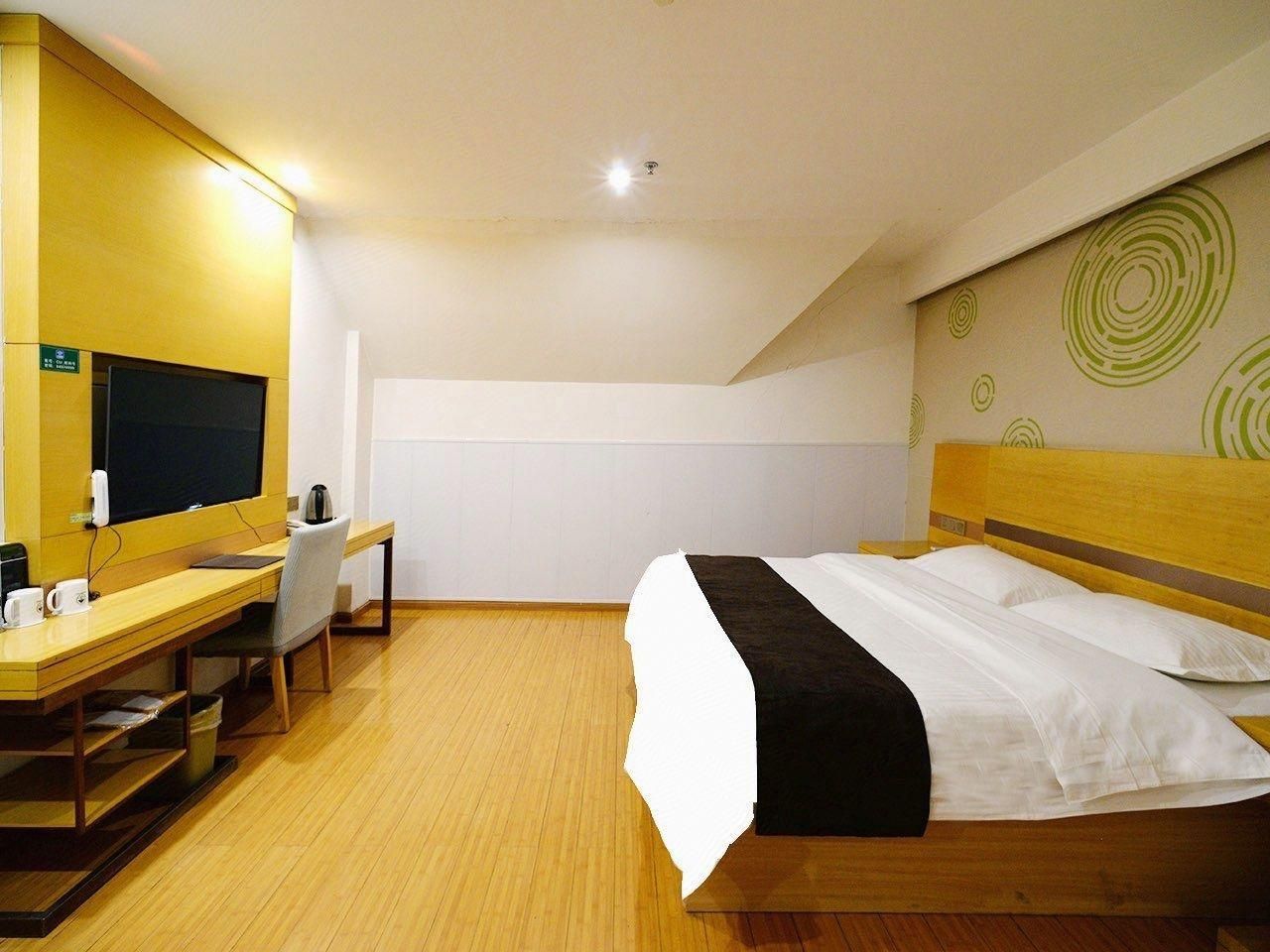 GTI - 1 Bed Guest Room no Window, 1.8M Bed