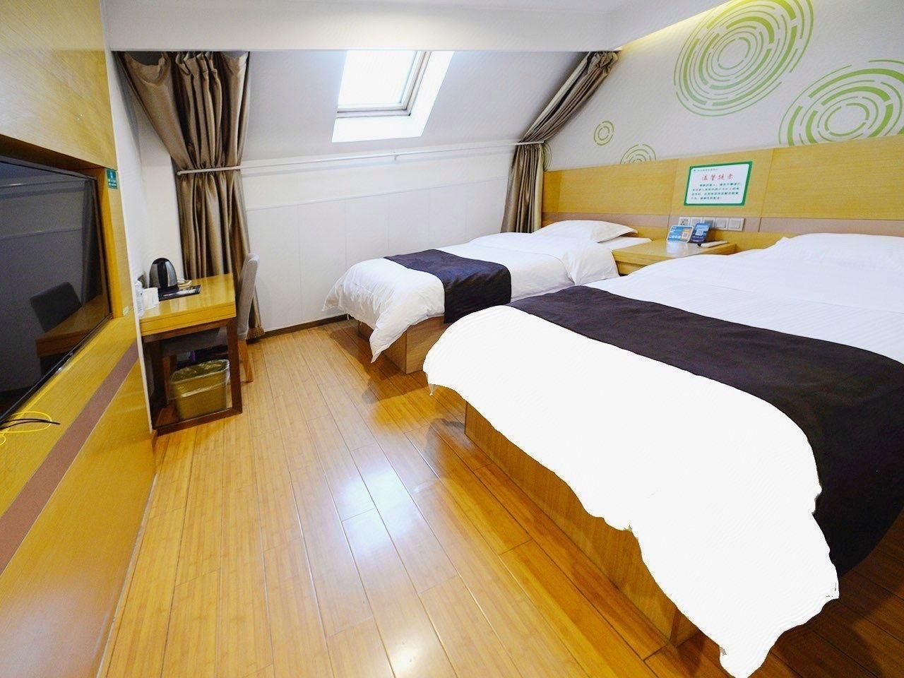 GTI - Twin Room, Skylight
