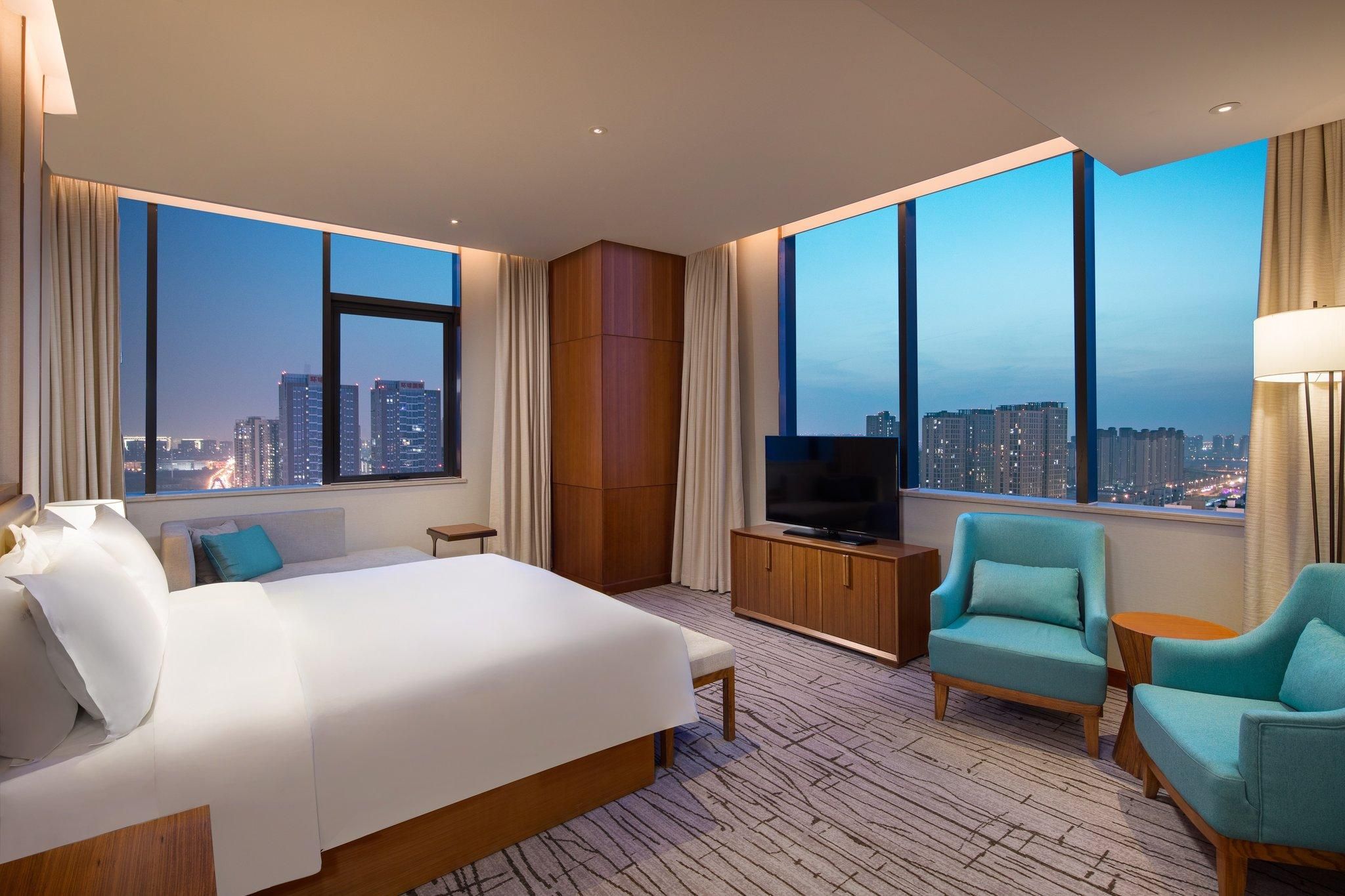 1 King 1 Bedroom Suite Lounge Access