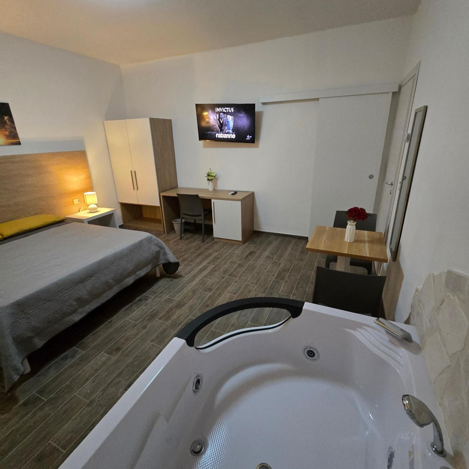 Miluna Affittacamere King Room with Spa Bath 2