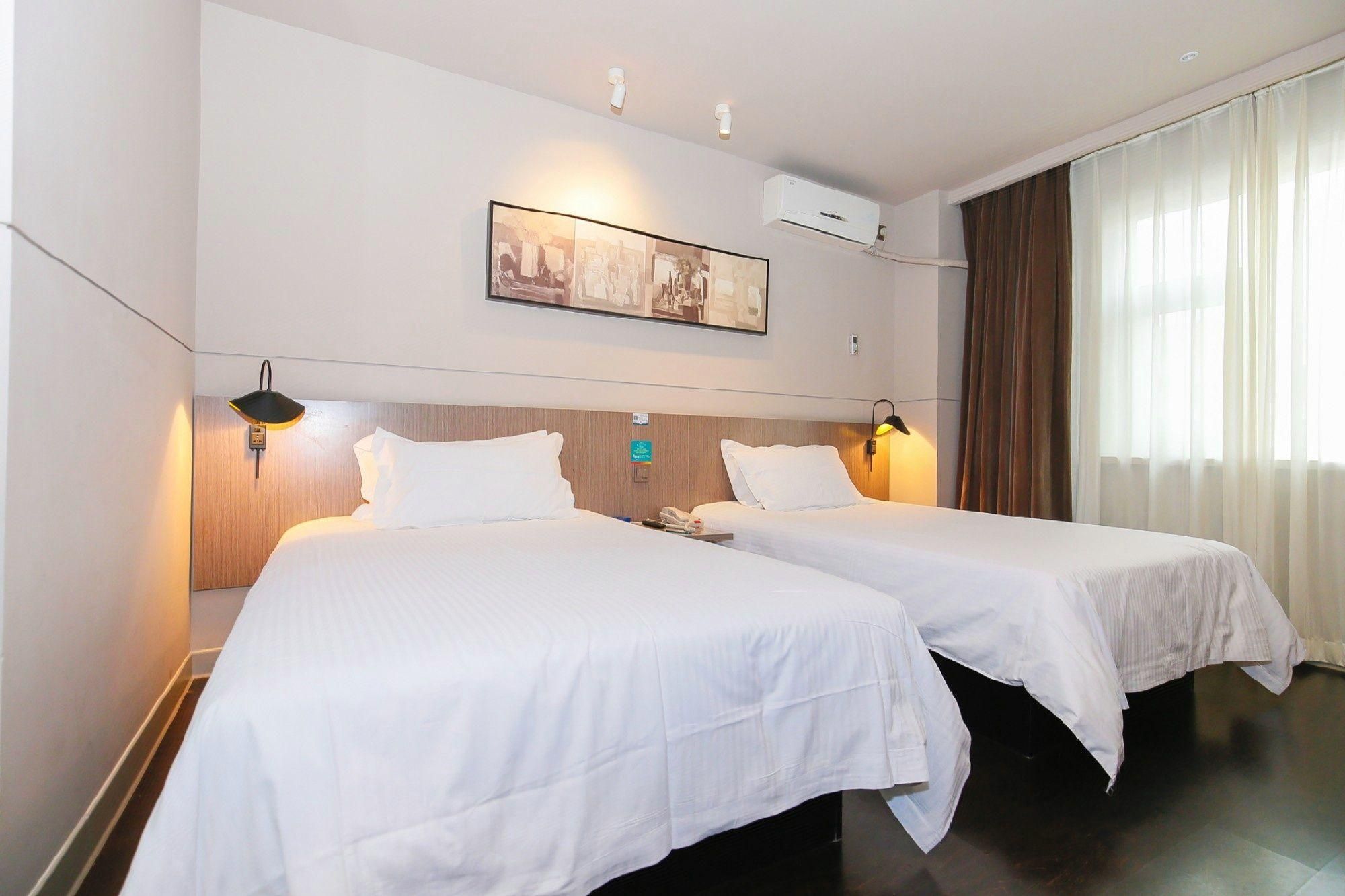 WH - Standard Twin Bed Family Room