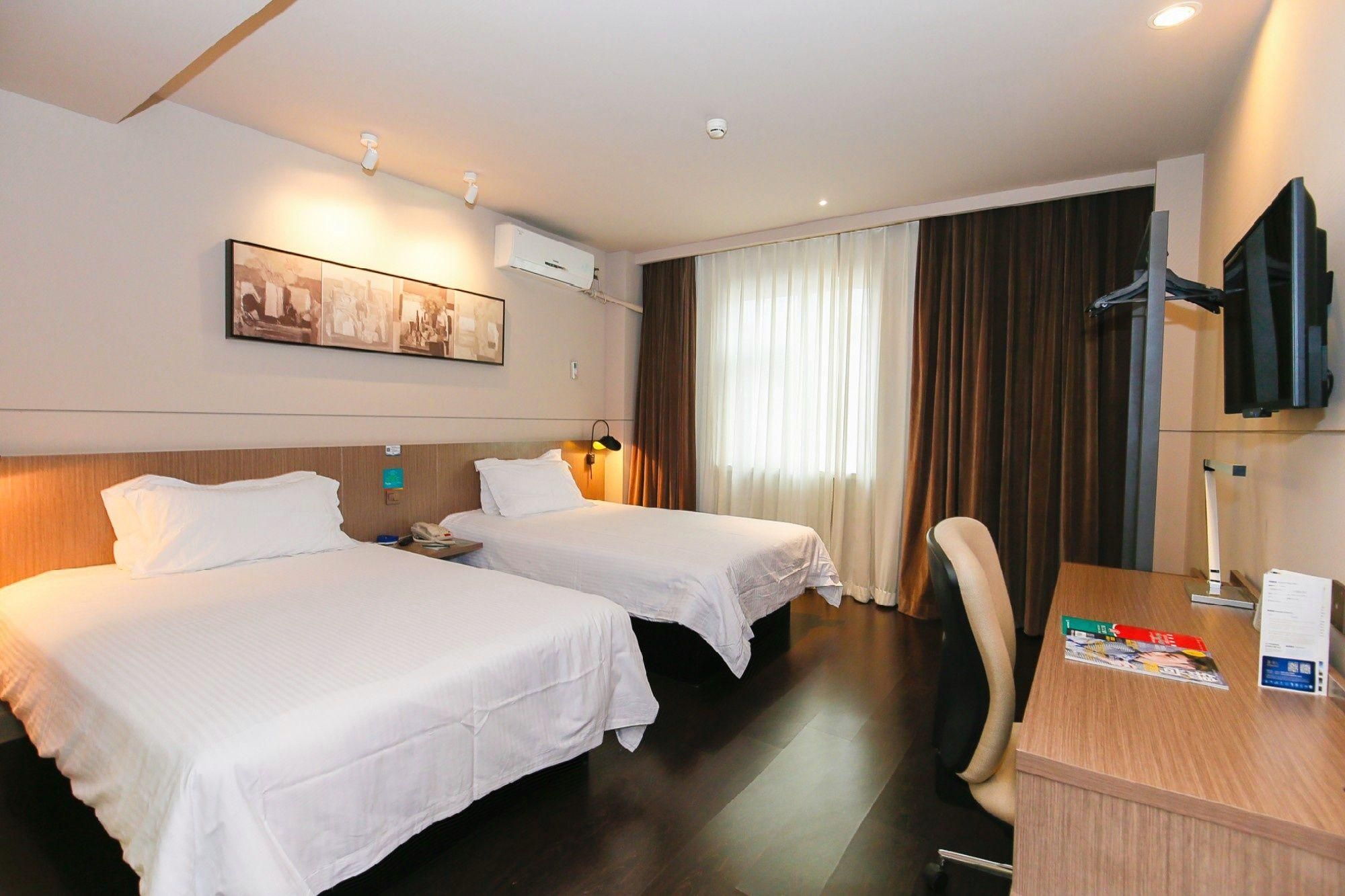 WH - Deluxe Bed Room