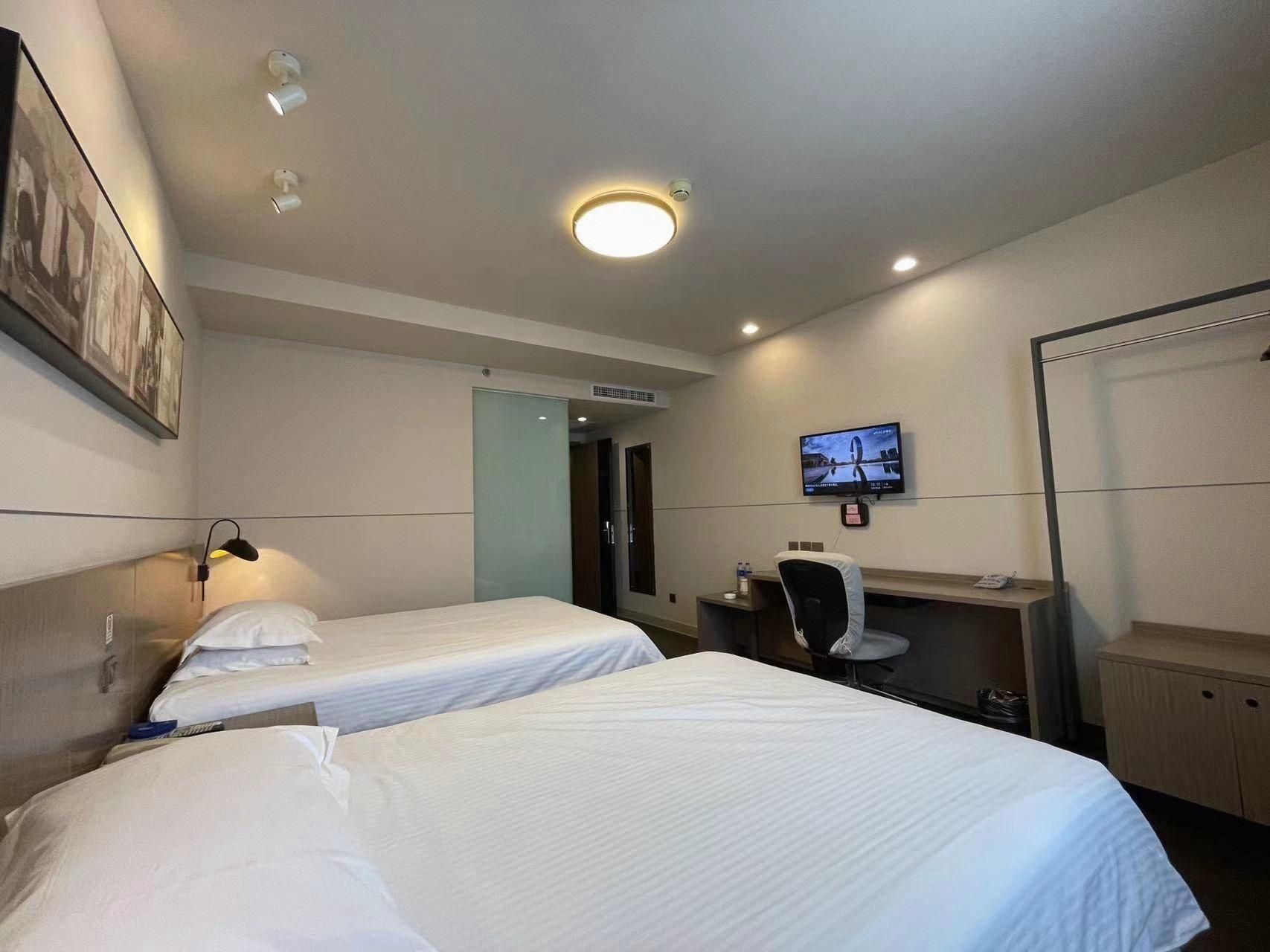 WH - Standard Twin Bed Family Room
