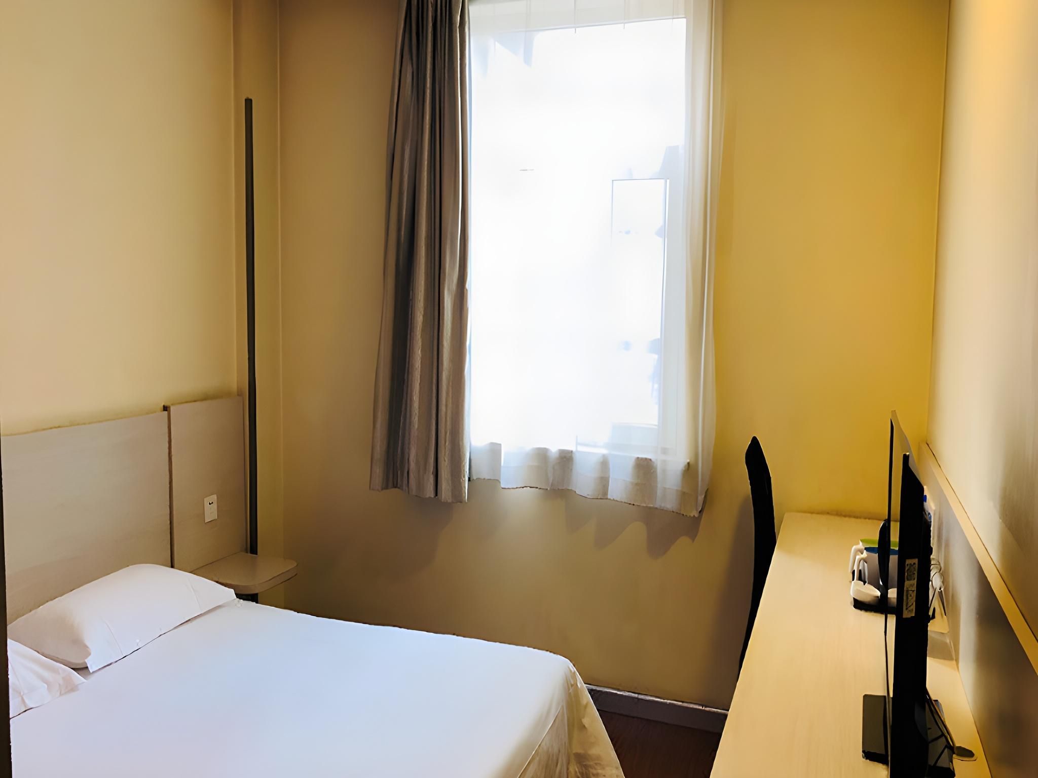 Hotel Queen Room