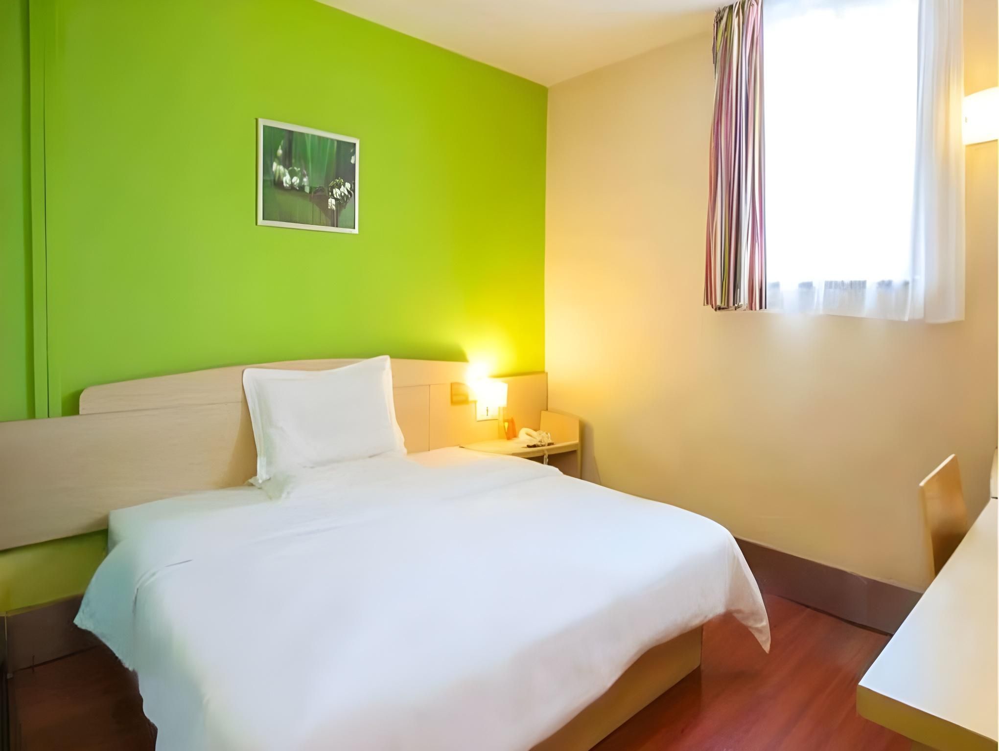 Business Queen Room