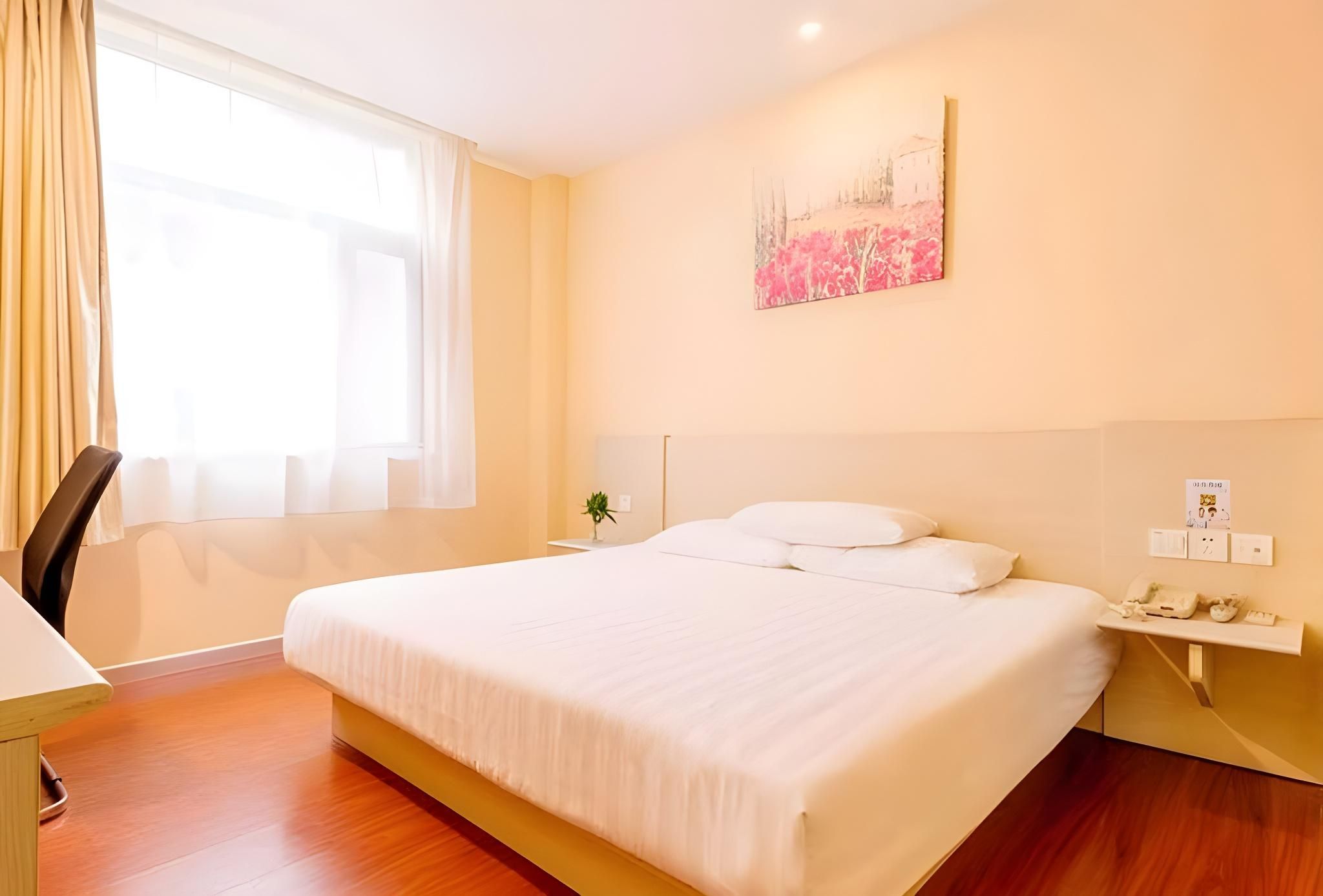 Hotel Queen Room