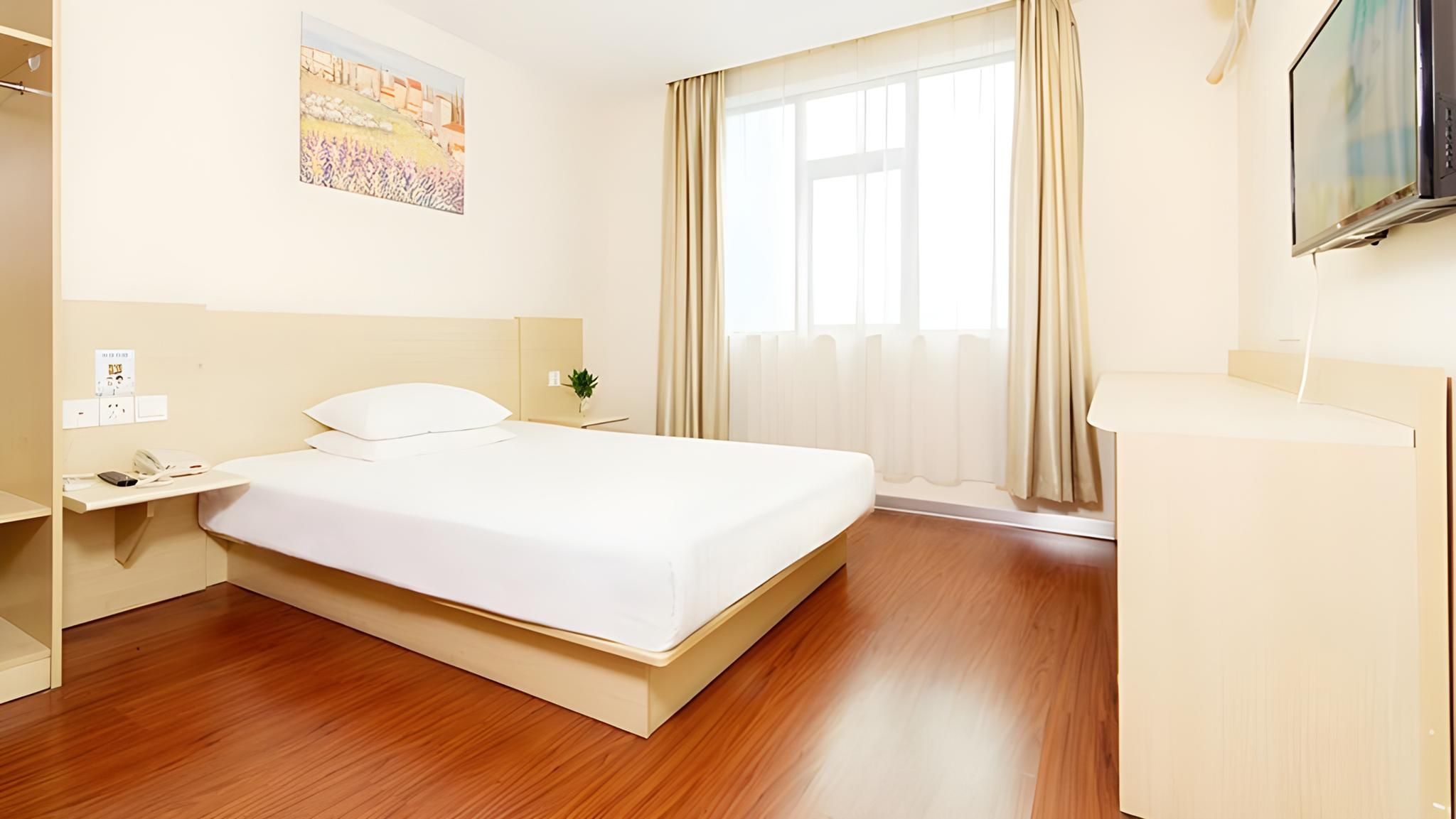 Hotel Queen Room