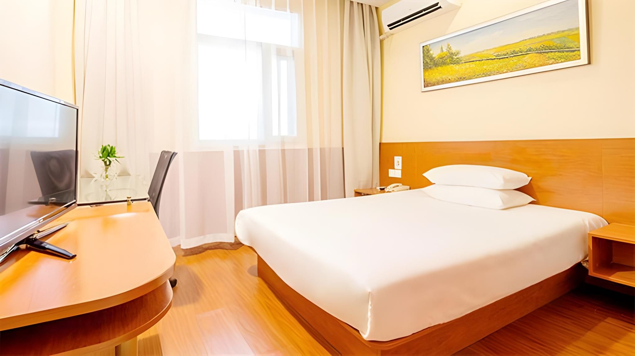 Hotel Queen Room