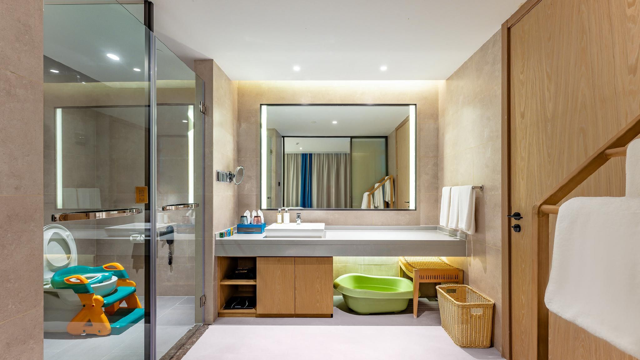1 Bedroom Suite 1 King 1 Twin Kids Theme