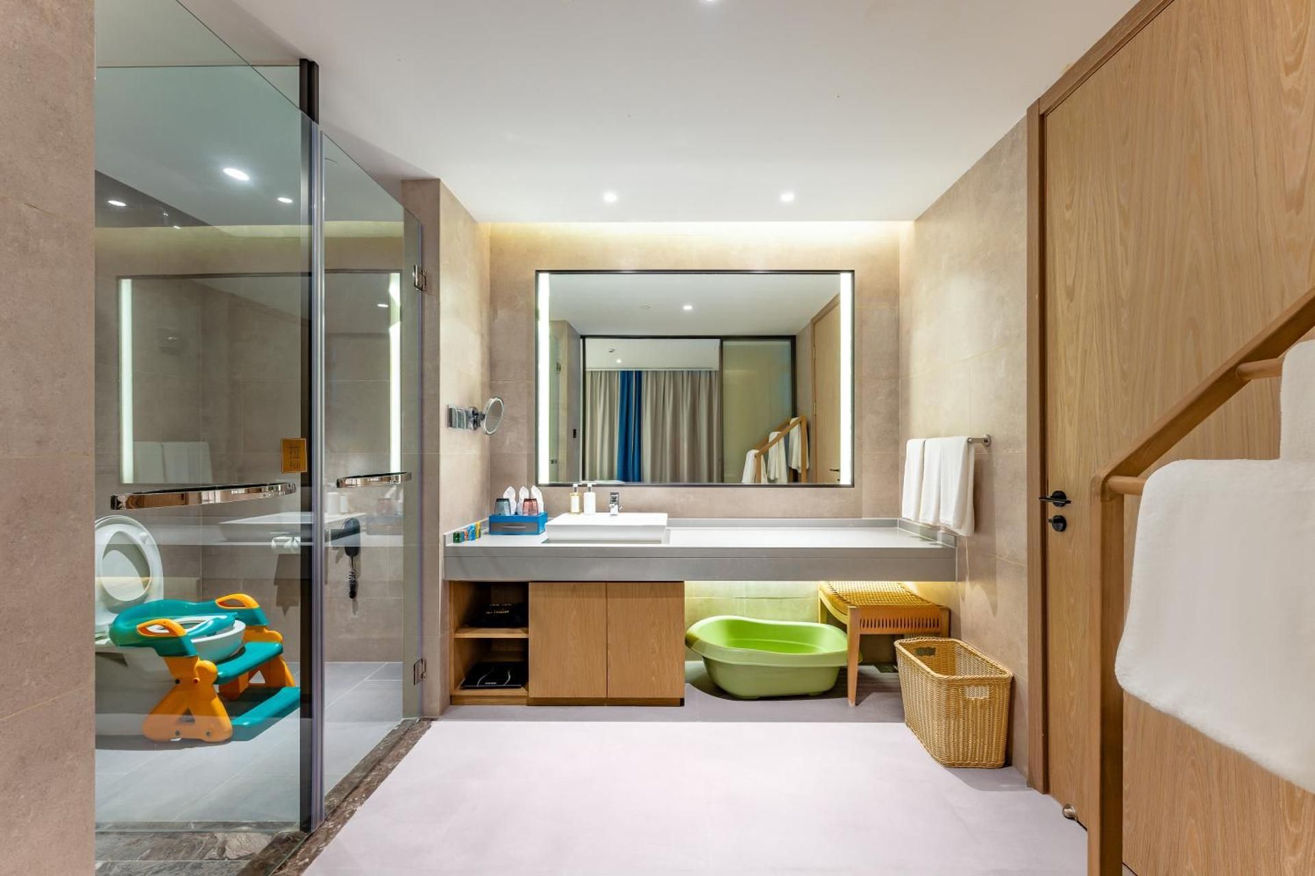 One-Bedroom King Suite with Kid Bed - Kids Theme