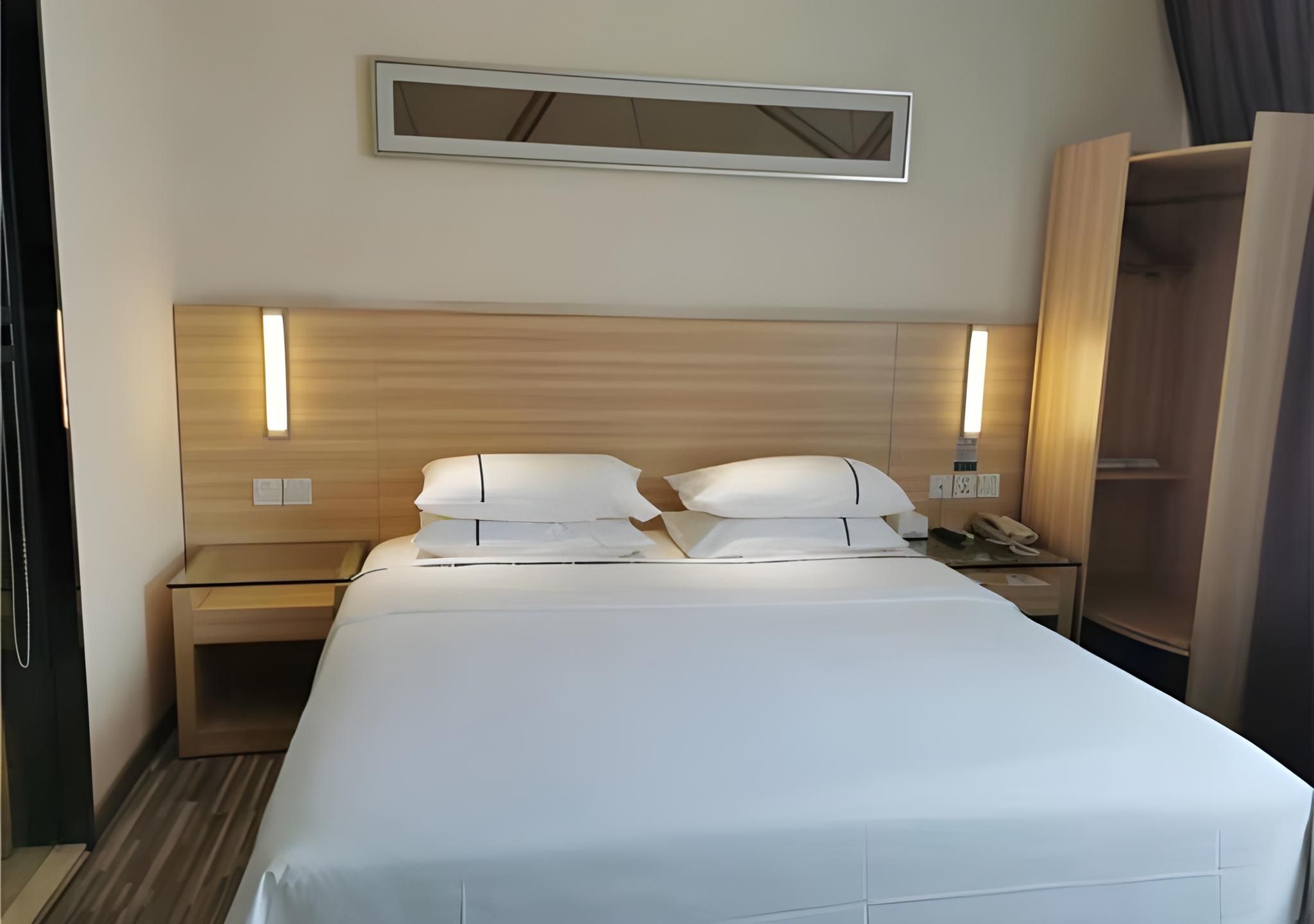 Stand Queen Room