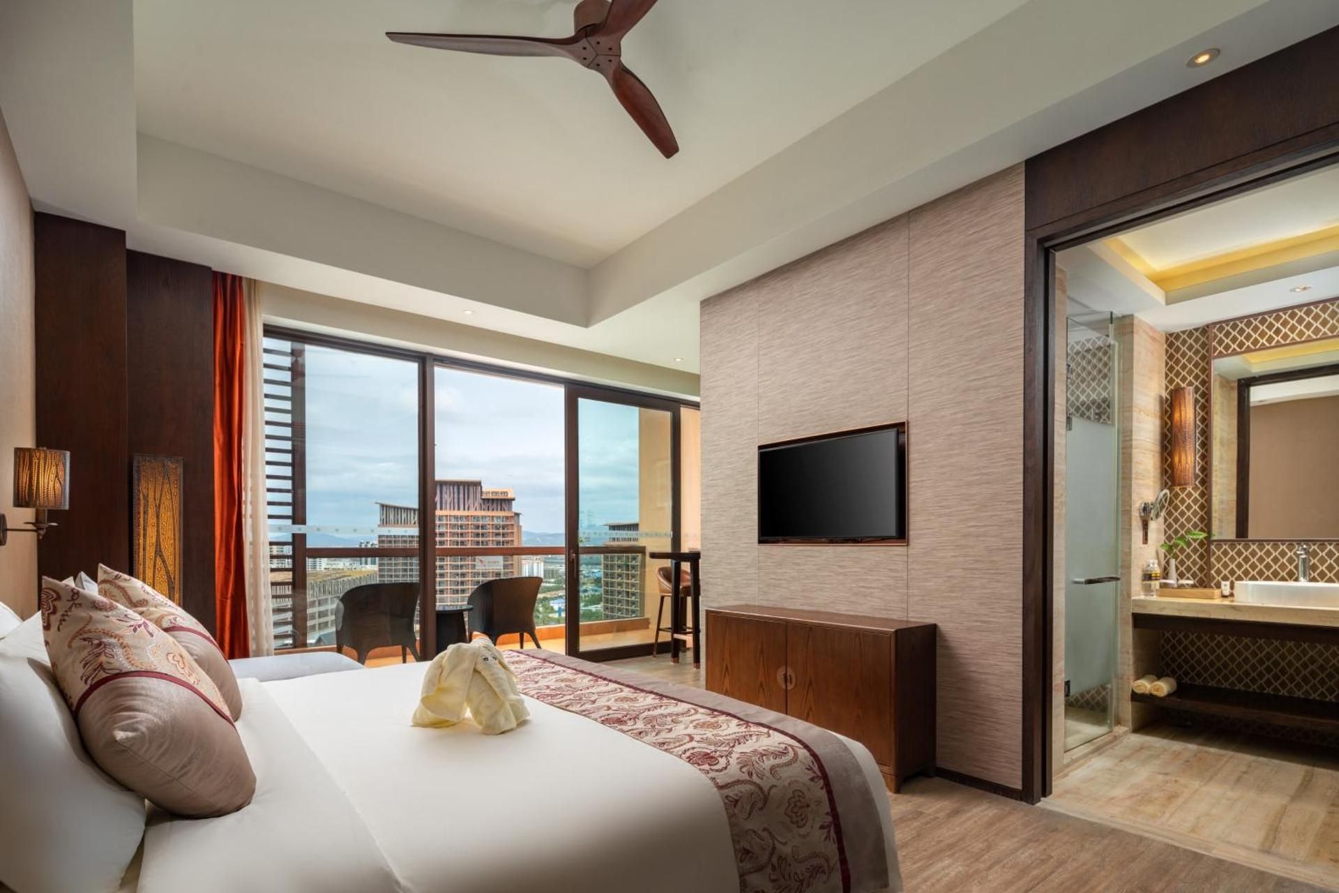 Deluxe Room with Garden View (one experience course of pulling embryo in the pottery bar+Two glasses of beers and snacks one time)