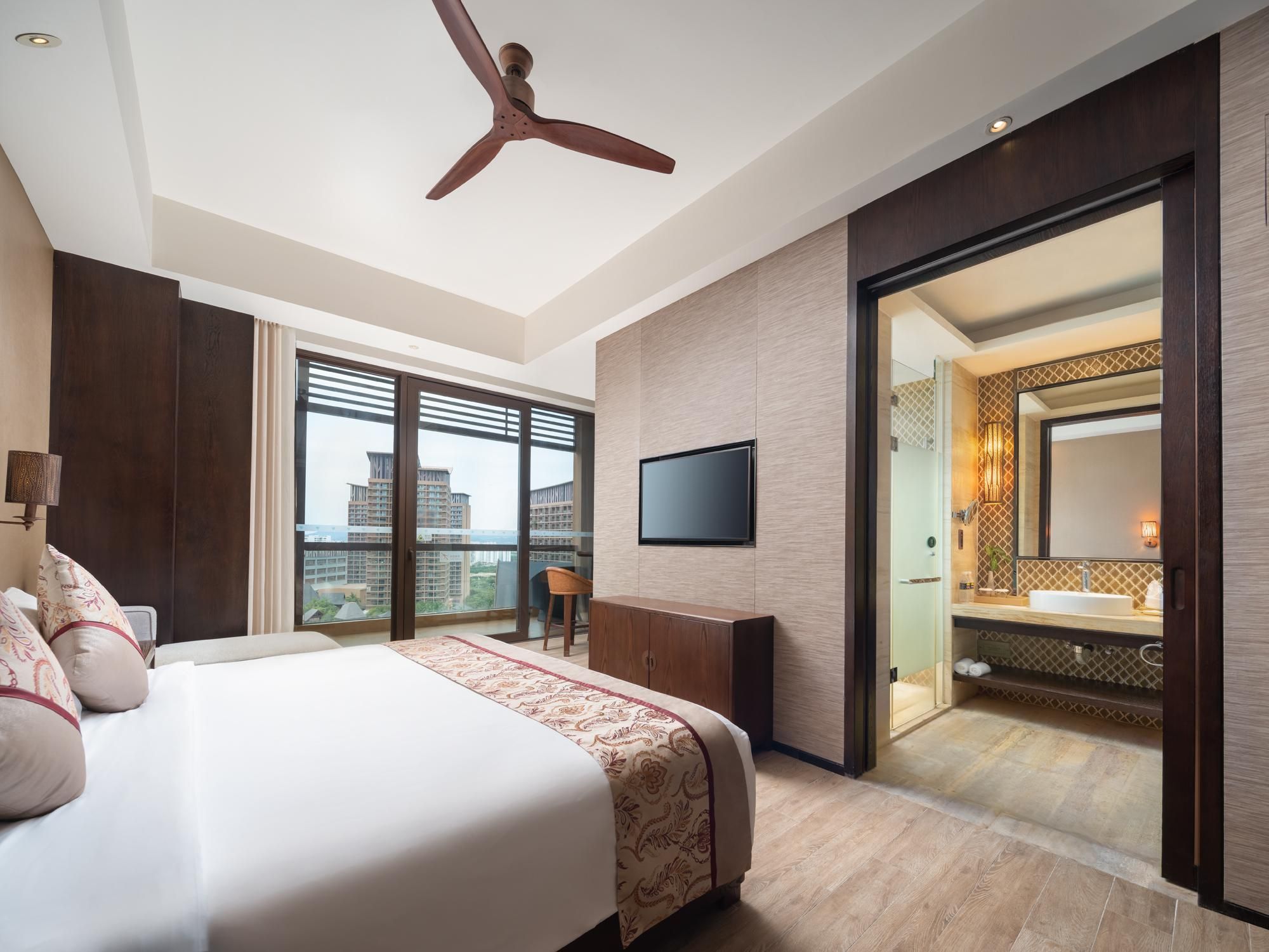 Deluxe Garden View Queen Room